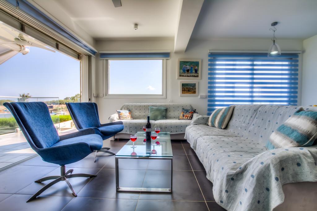 Beachfront Trident Apartment *