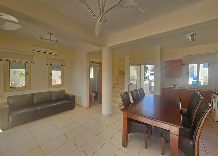 2 Bdr Home - Walk To Beach!