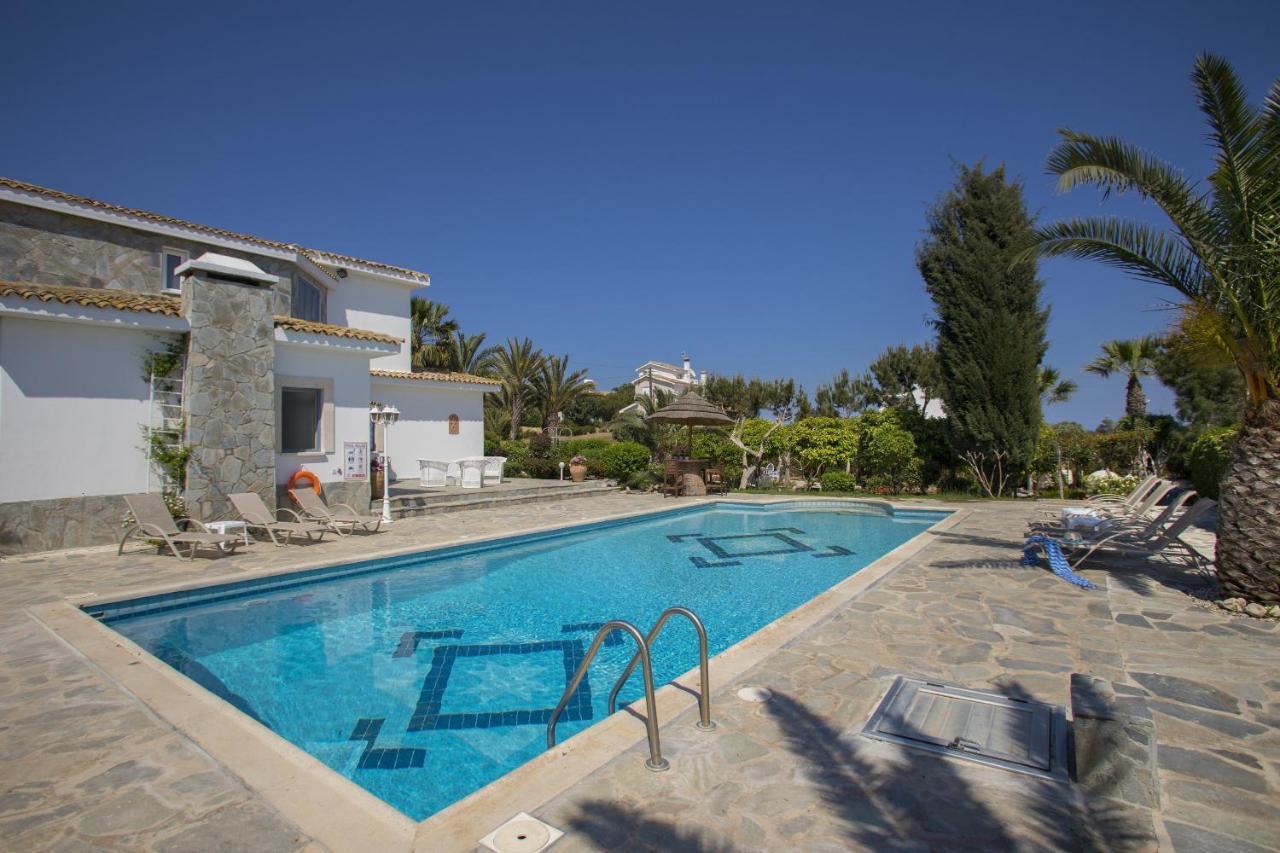 Mazeri Villa