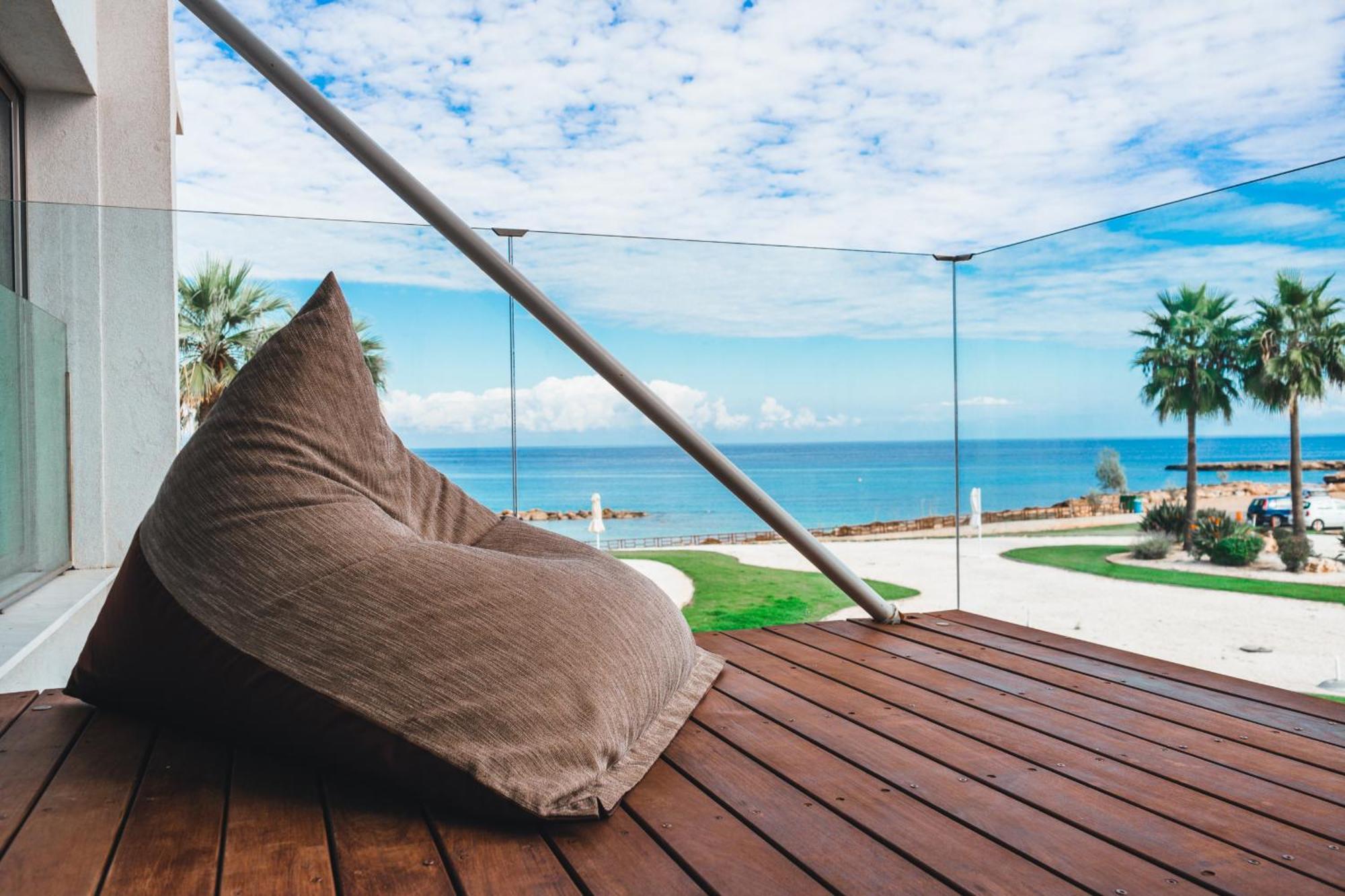 Beachfront Thalassa Apartment *