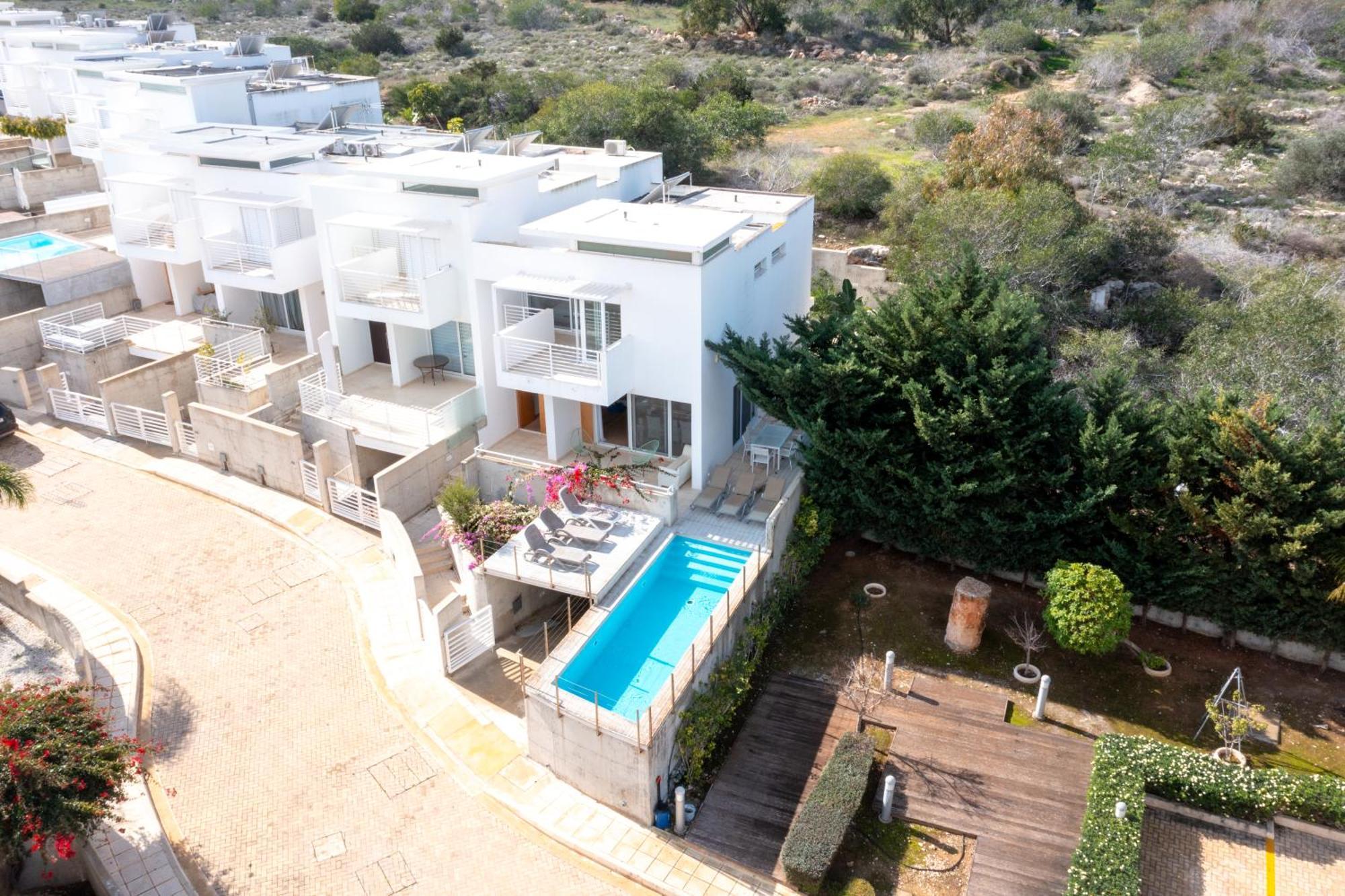 Wealthystays Niceday Hill Villa, 10M Walk To Beach Villa