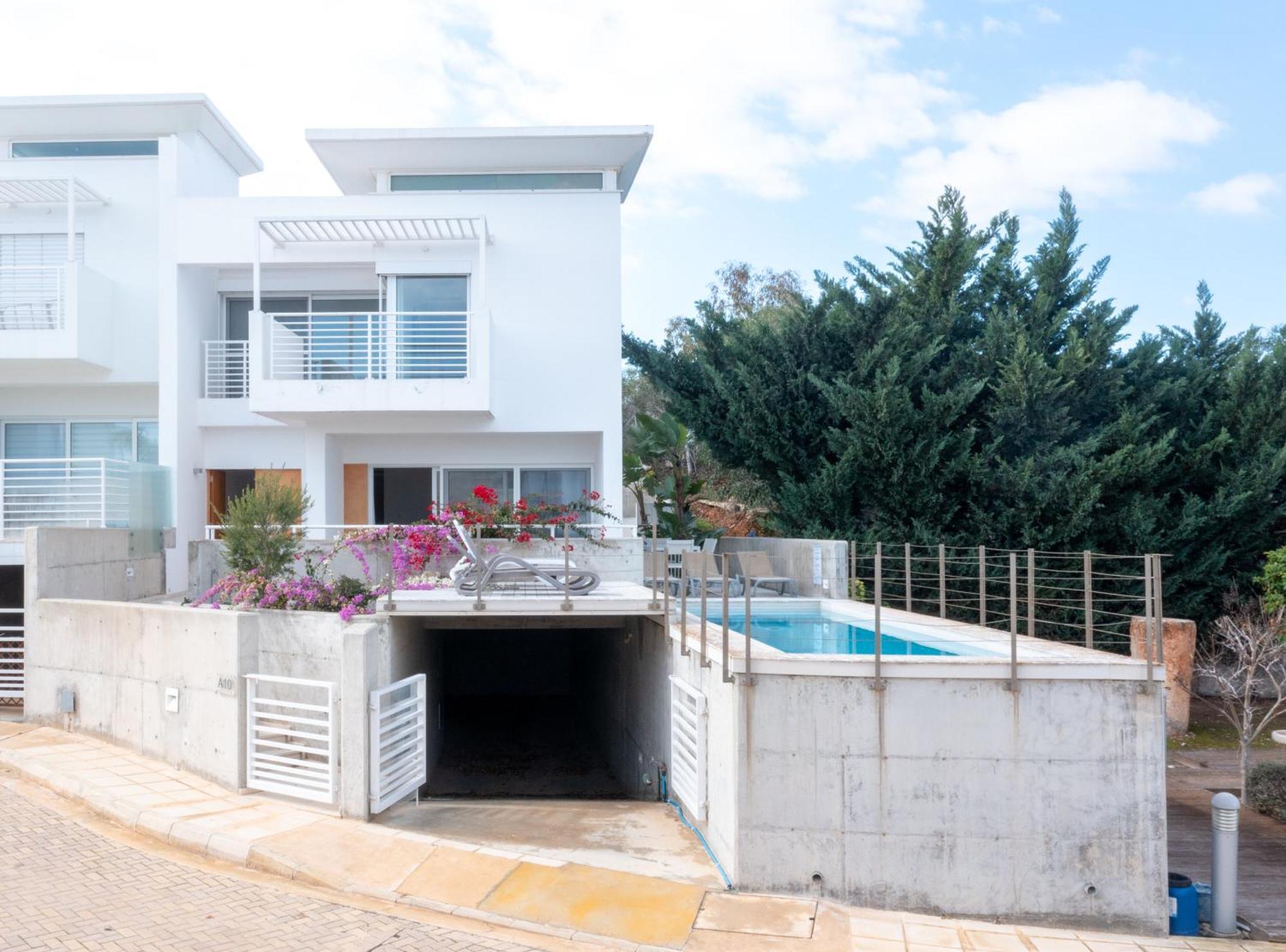 Wealthystays Niceday Hill Villa, 10M Walk To Beach *