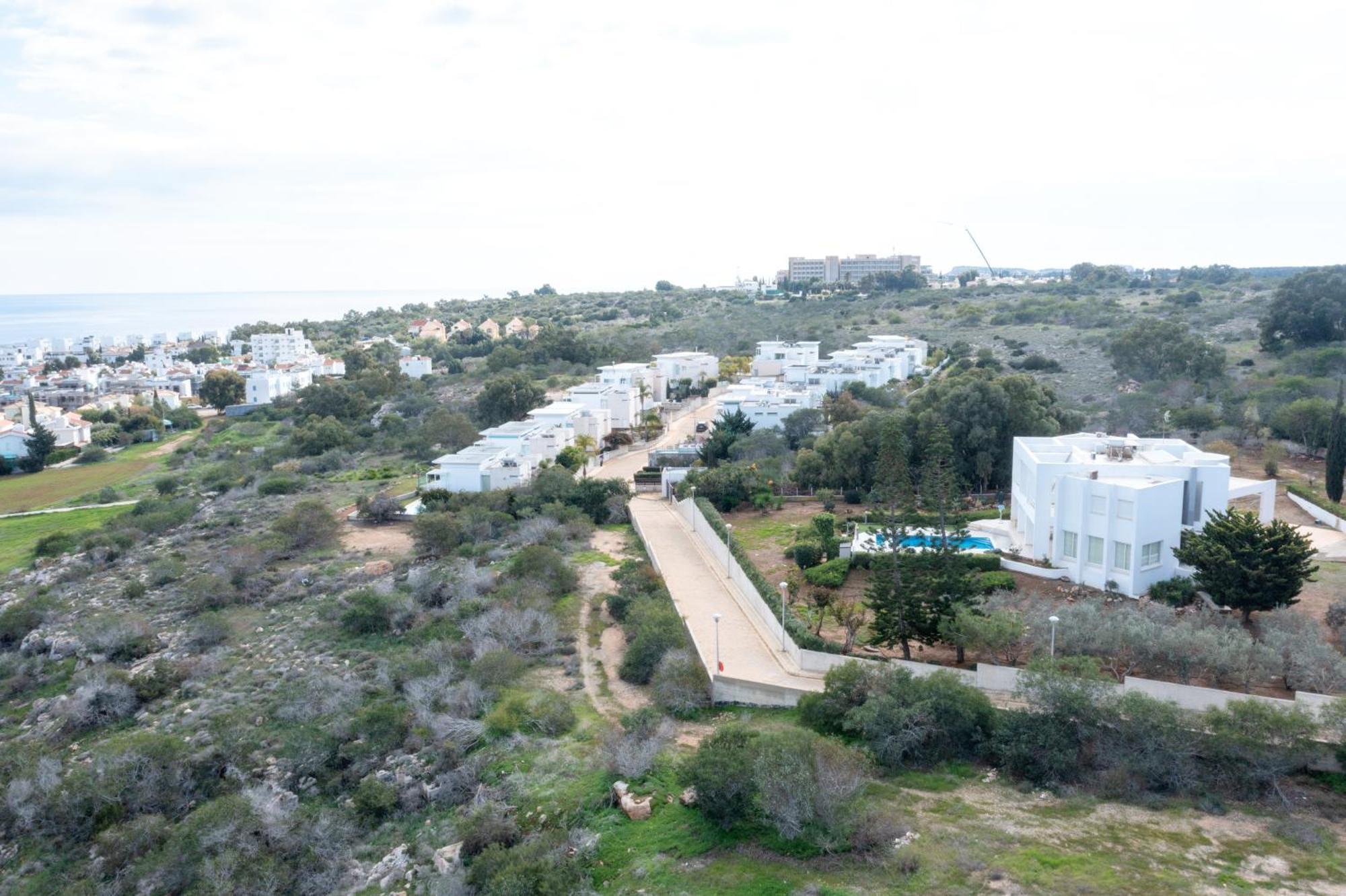 Wealthystays Niceday Hill Villa, 10M Walk To Beach