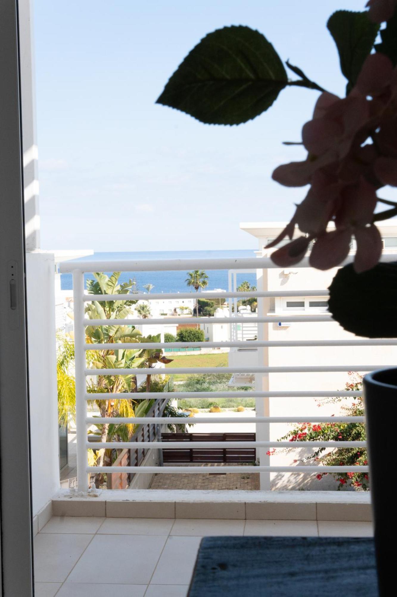 Wealthystays Niceday Hill Villa, 10M Walk To Beach