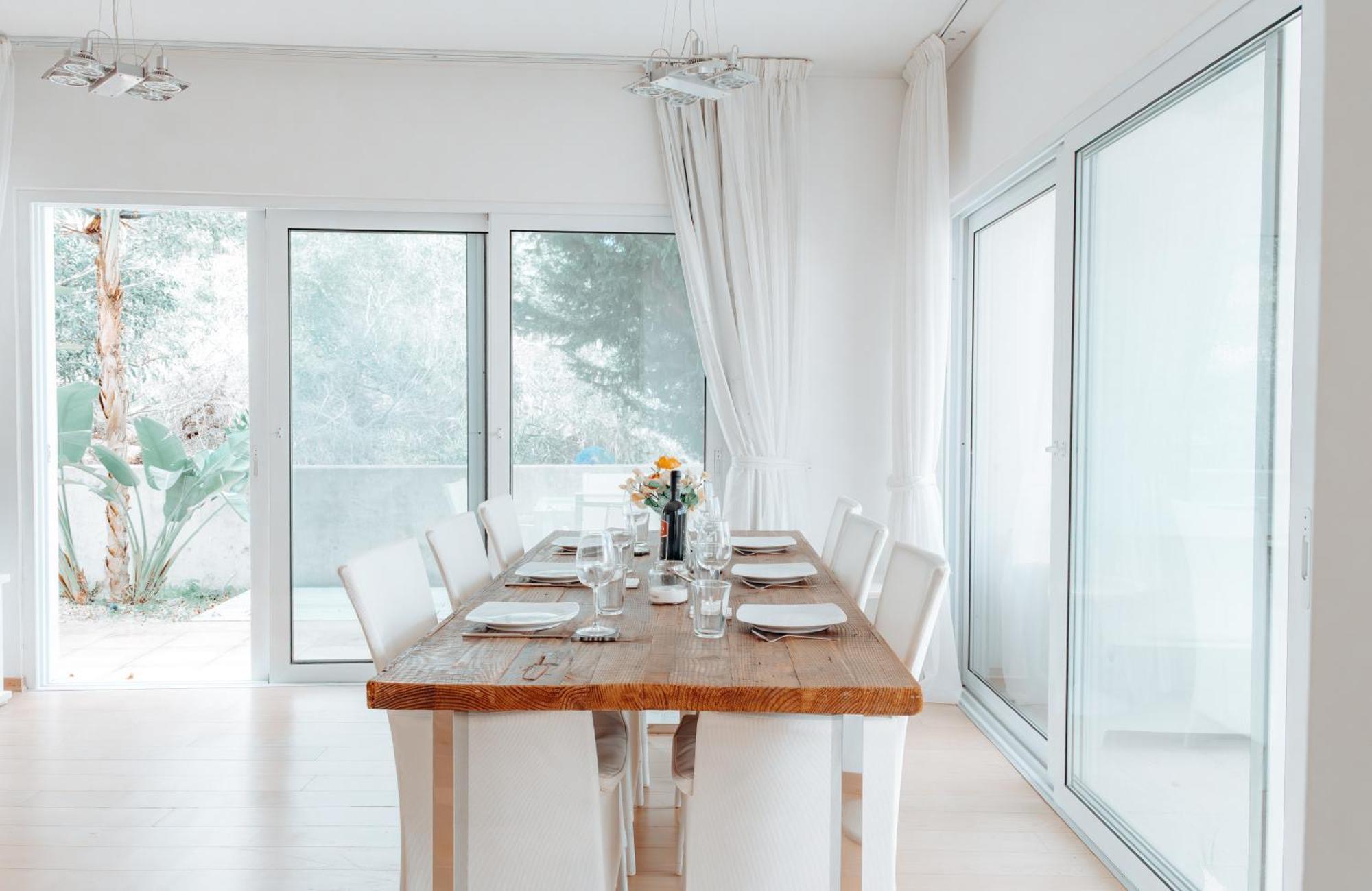Wealthystays Niceday Hill Villa, 10M Walk To Beach Villa