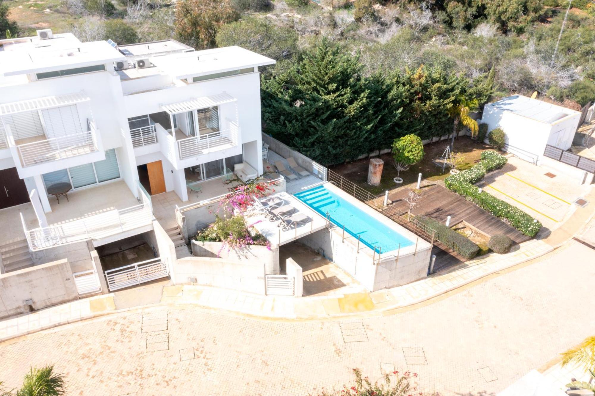 Wealthystays Niceday Hill Villa, 10M Walk To Beach