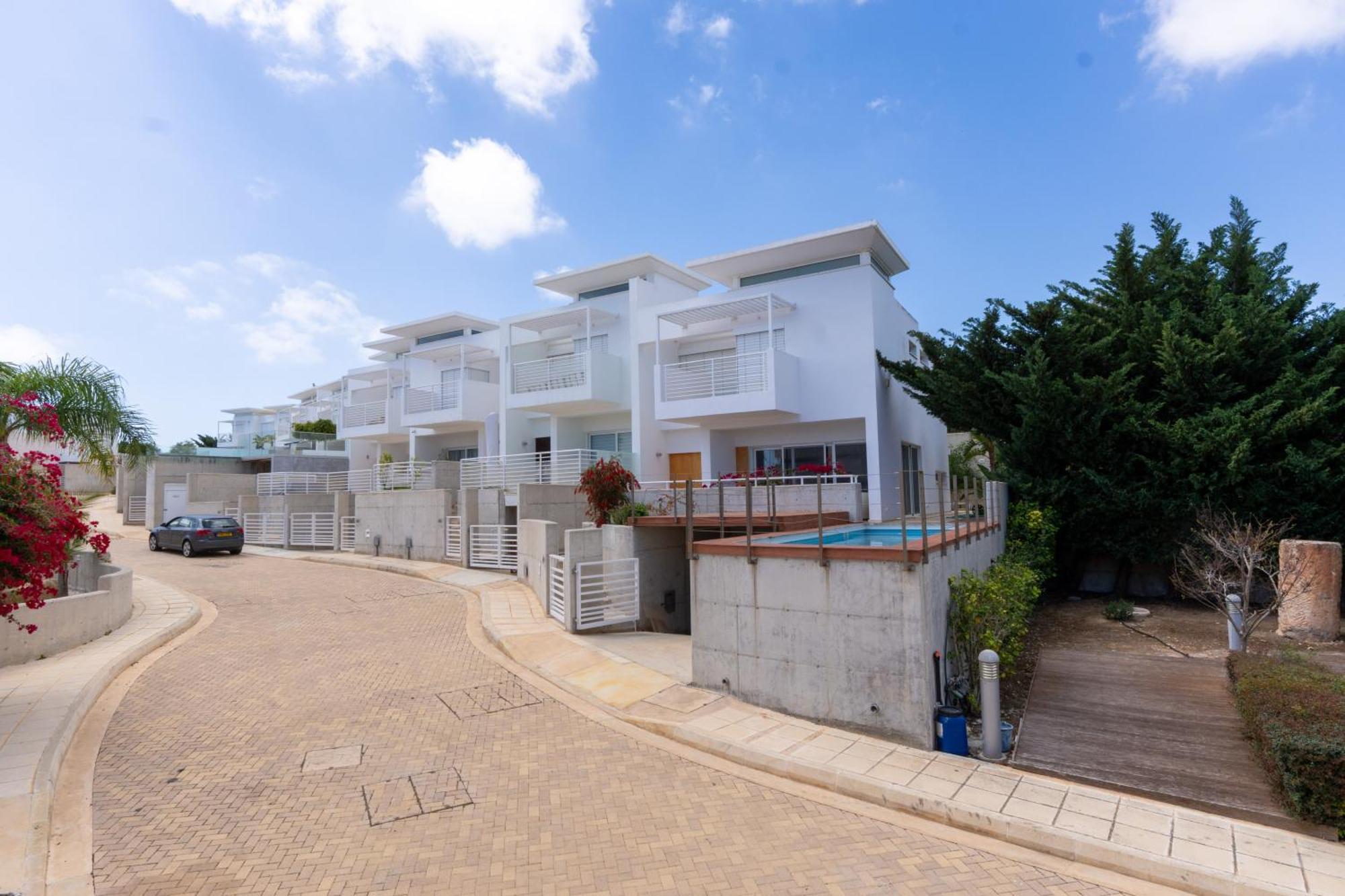 Wealthystays Niceday Hill Villa, 10M Walk To Beach