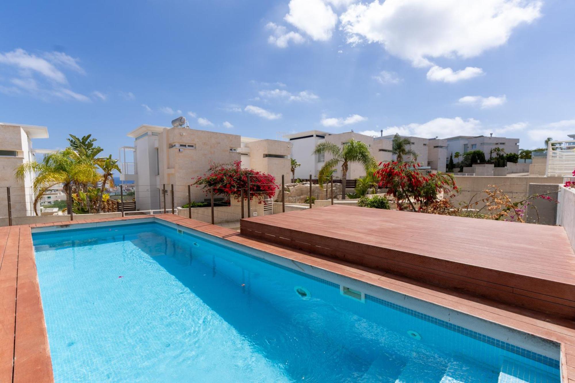Wealthystays Niceday Hill Villa, 10M Walk To Beach