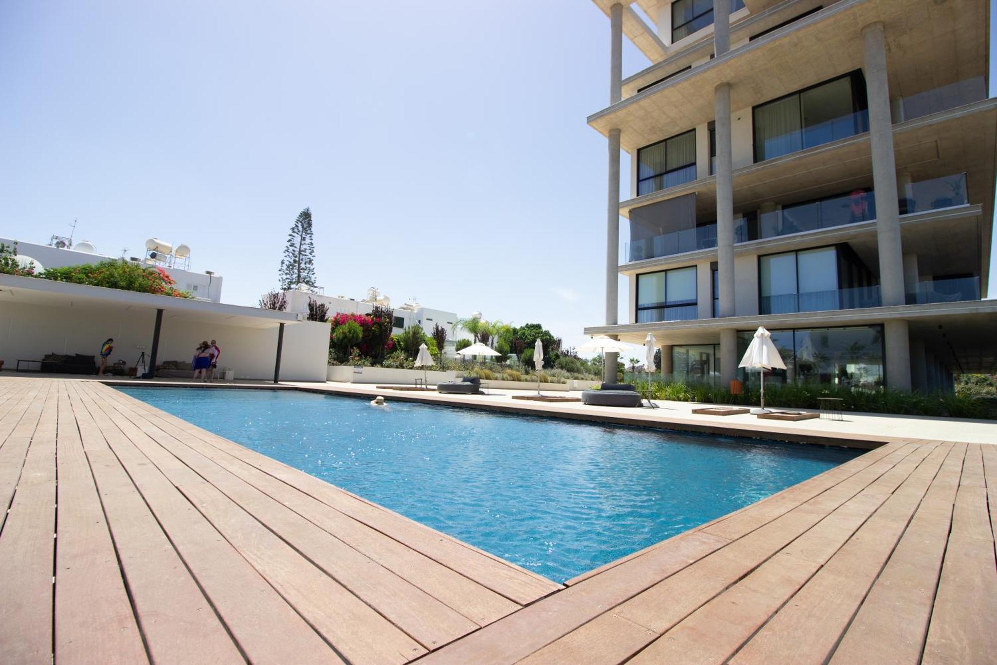 Luxury 4-bed With Sea-views Apartment *