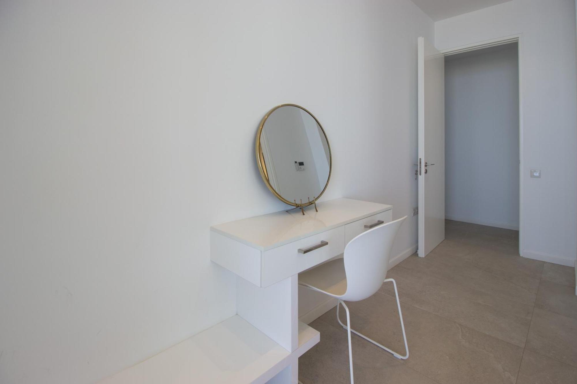 Luxury 4-bed With Sea-views *