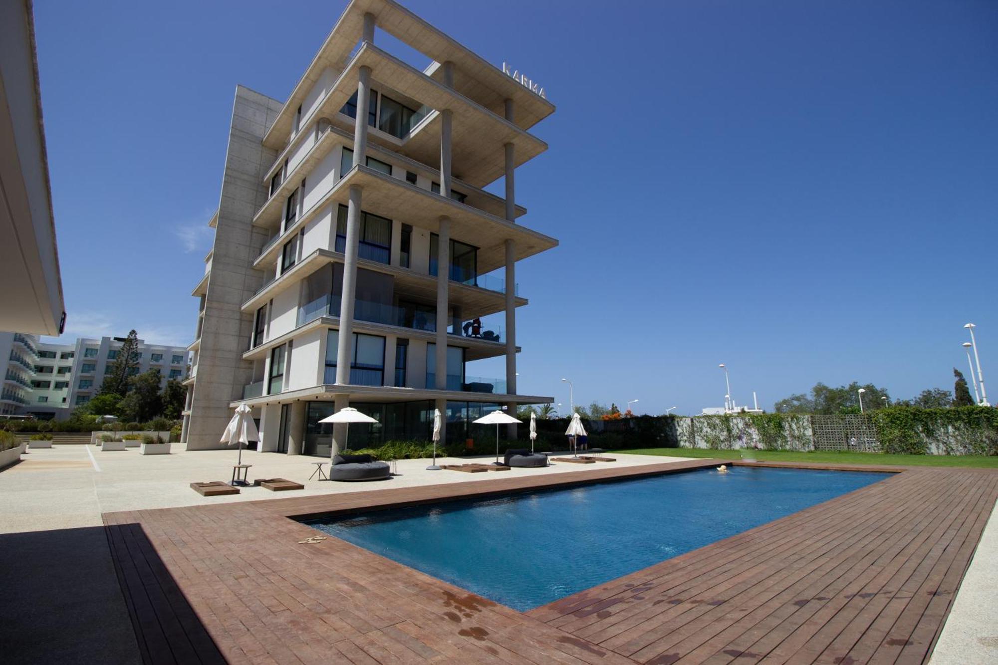 Luxury 4-bed With Sea-views Apartment