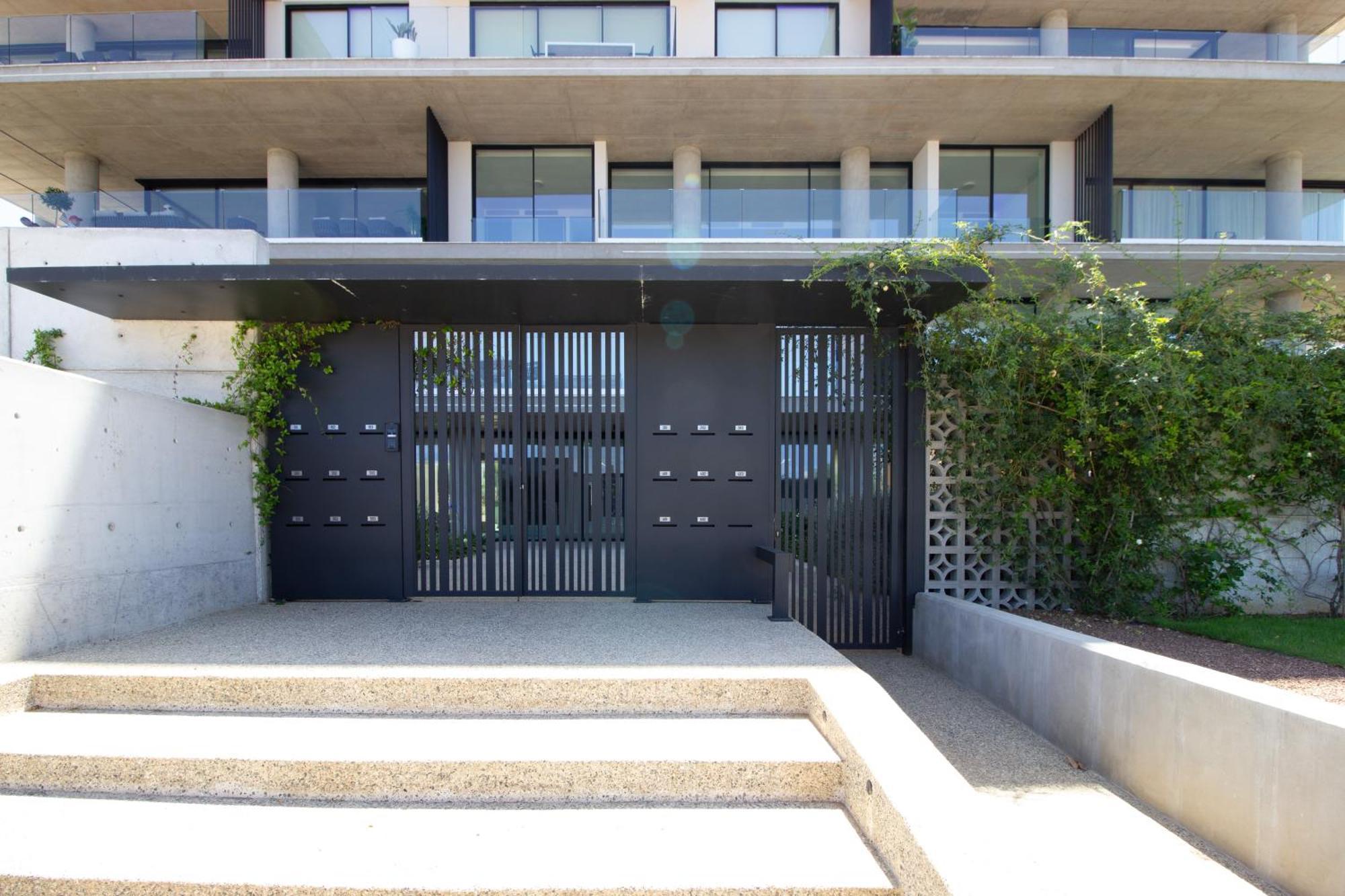 Luxury 4-bed With Sea-views Apartment *