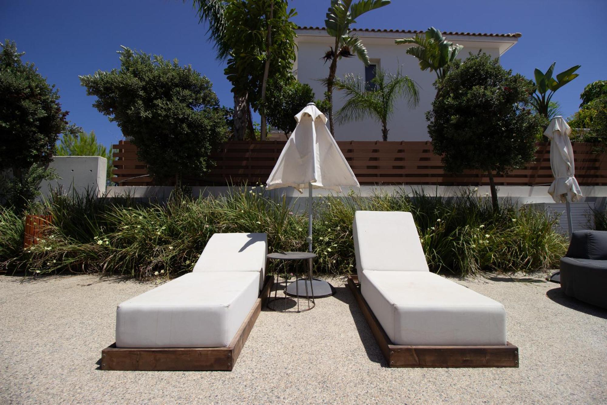 Luxury 4-bed With Sea-views