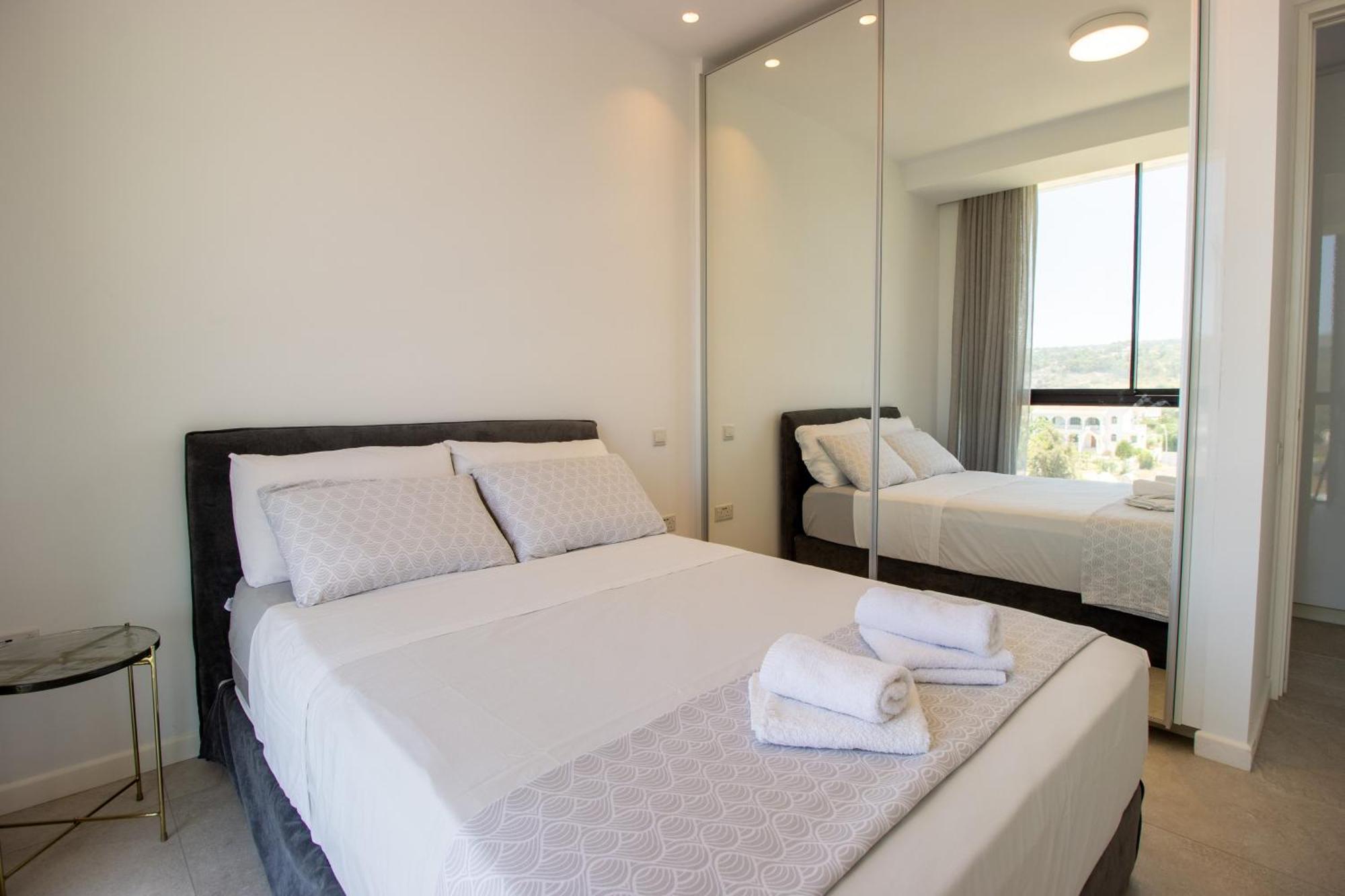Luxury 4-bed With Sea-views Apartment *