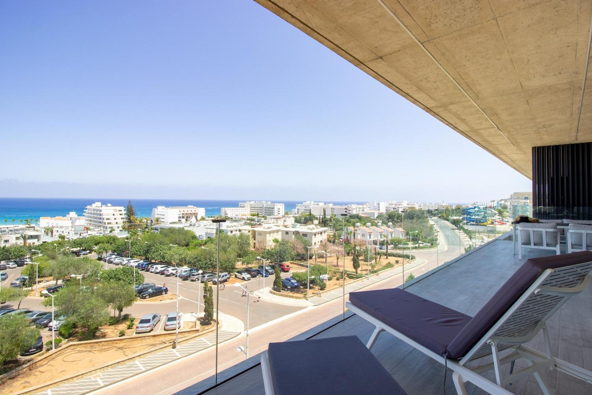 Luxury 4-bed With Sea-views Apartment