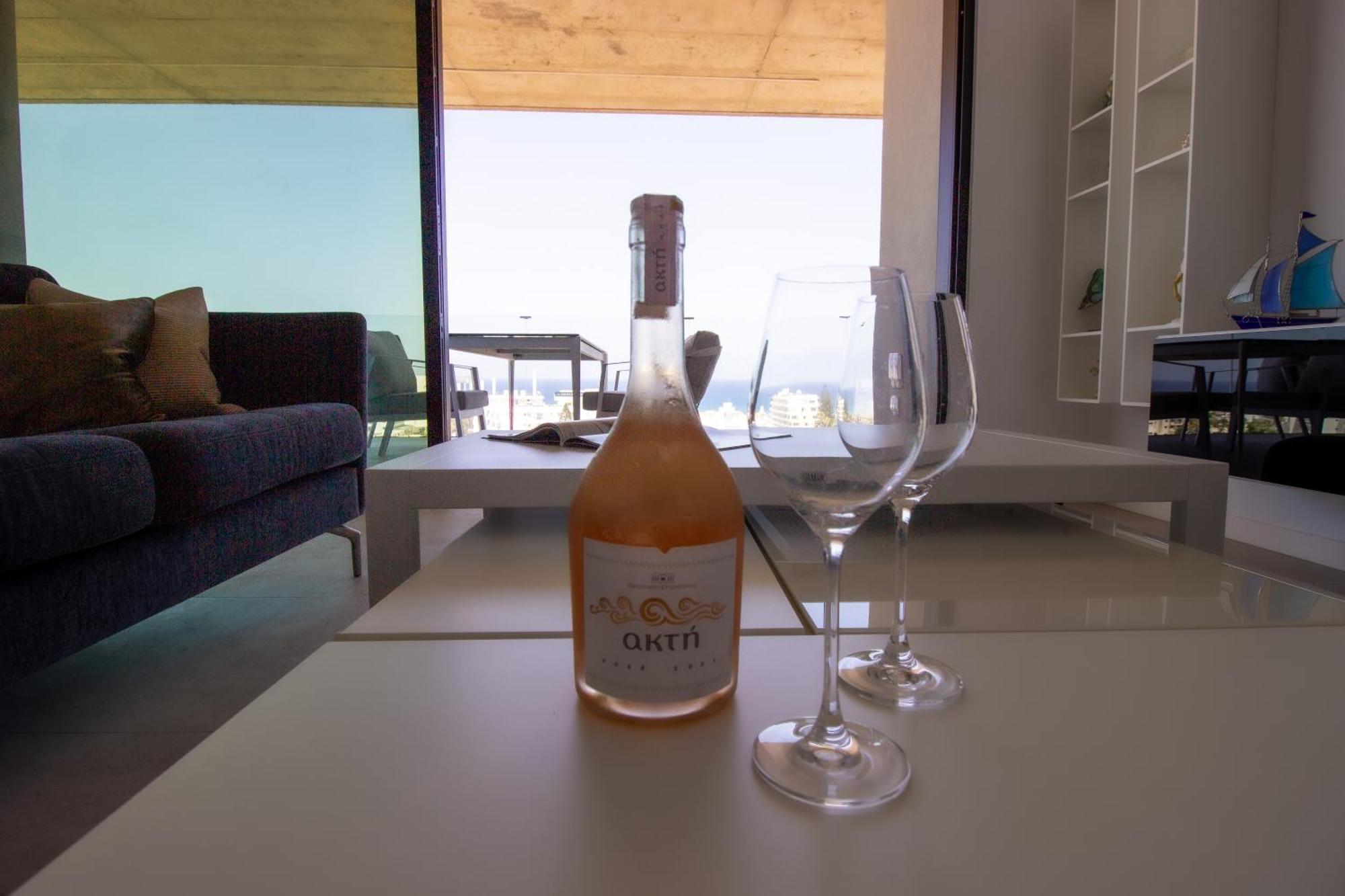 Luxury 4-bed With Sea-views Apartment *