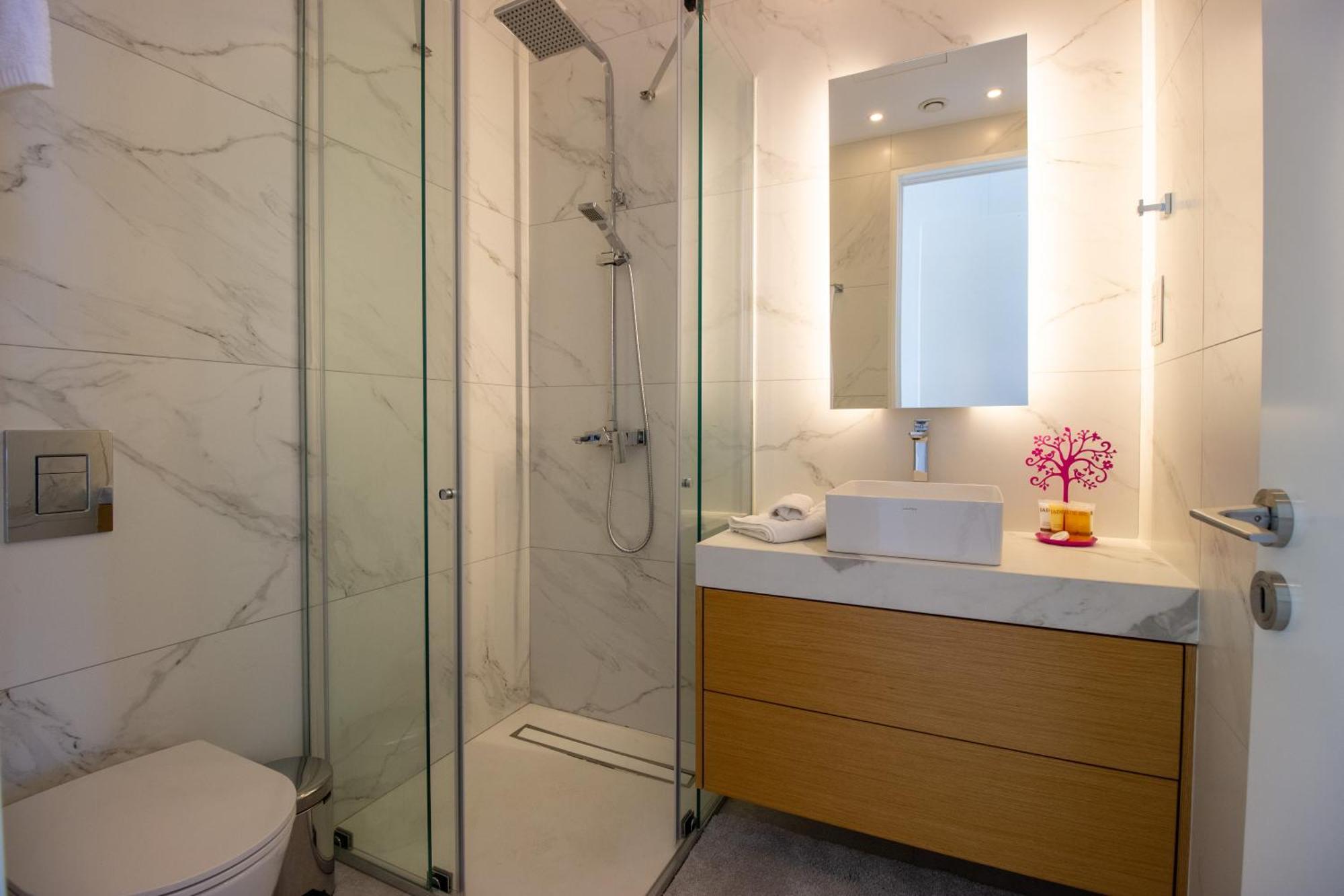 Luxury 4-bed With Sea-views *