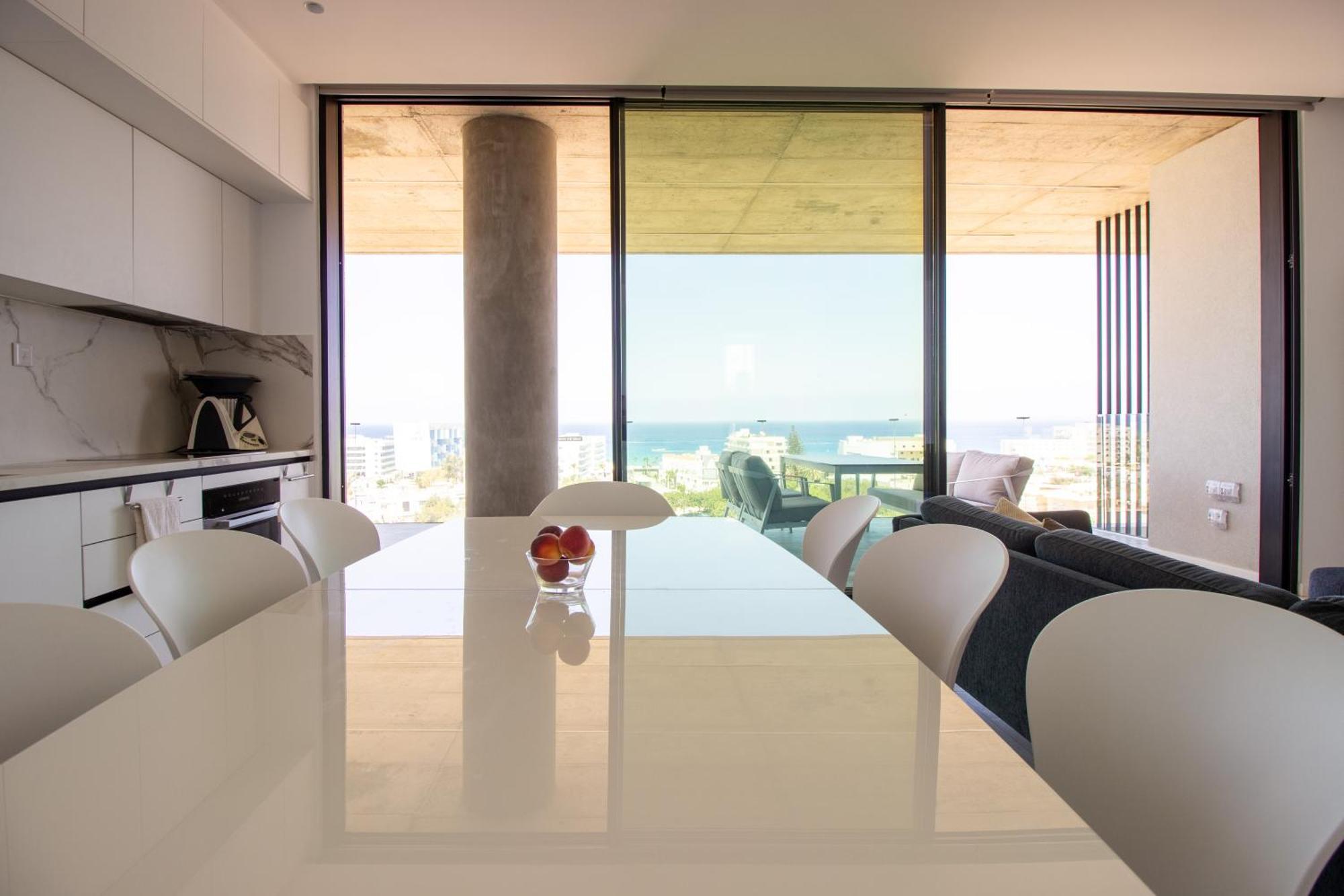 Luxury 4-bed With Sea-views