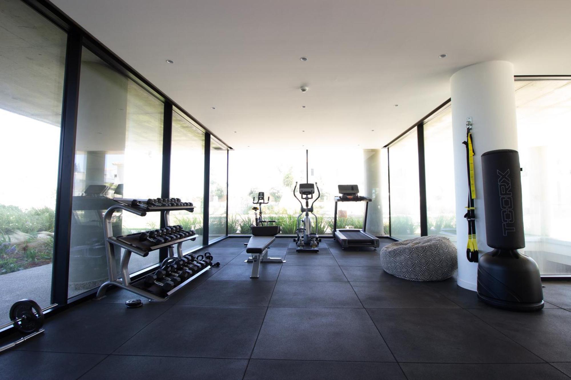 Luxury 4-bed With Sea-views Apartment