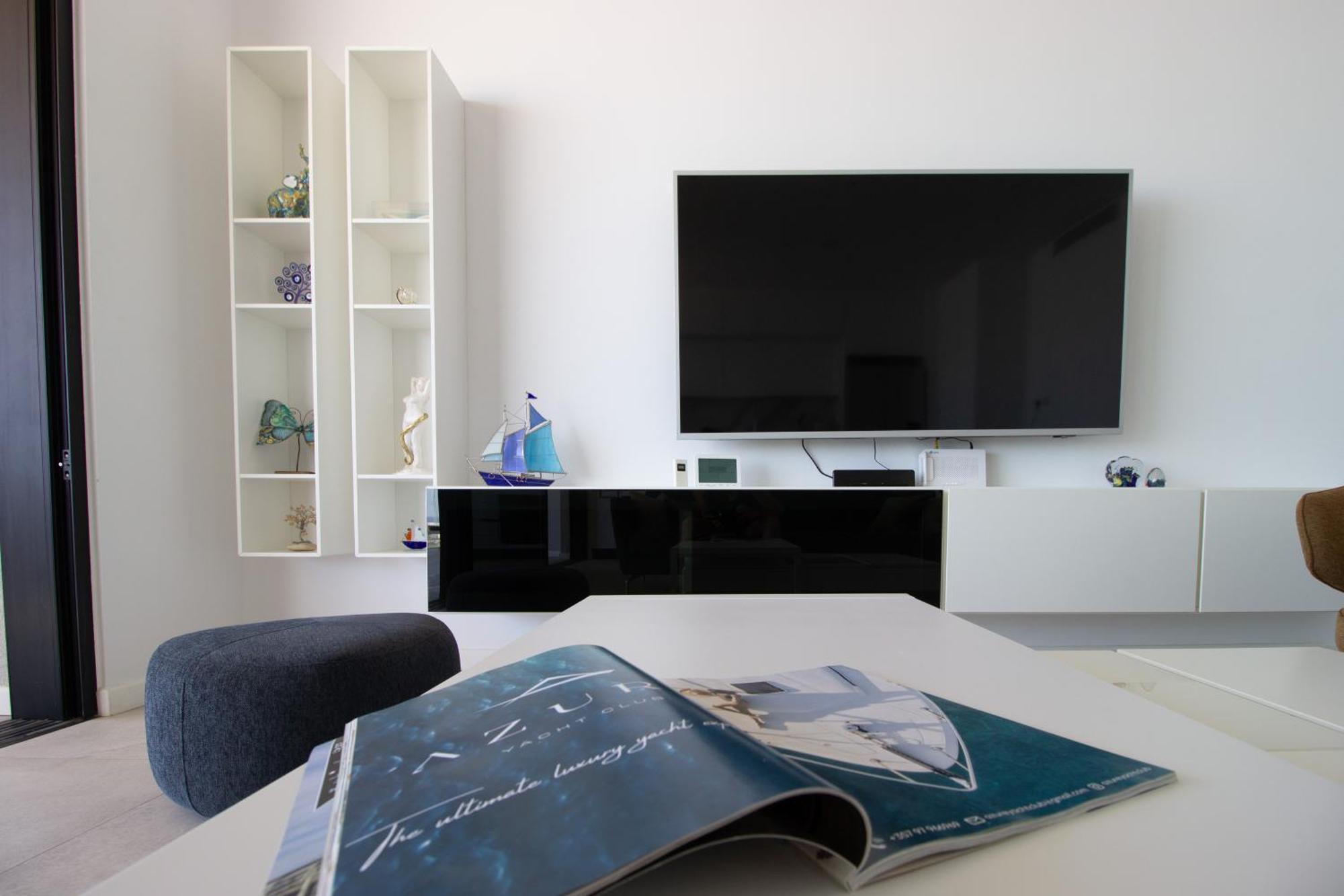 Luxury 4-bed With Sea-views Apartment *