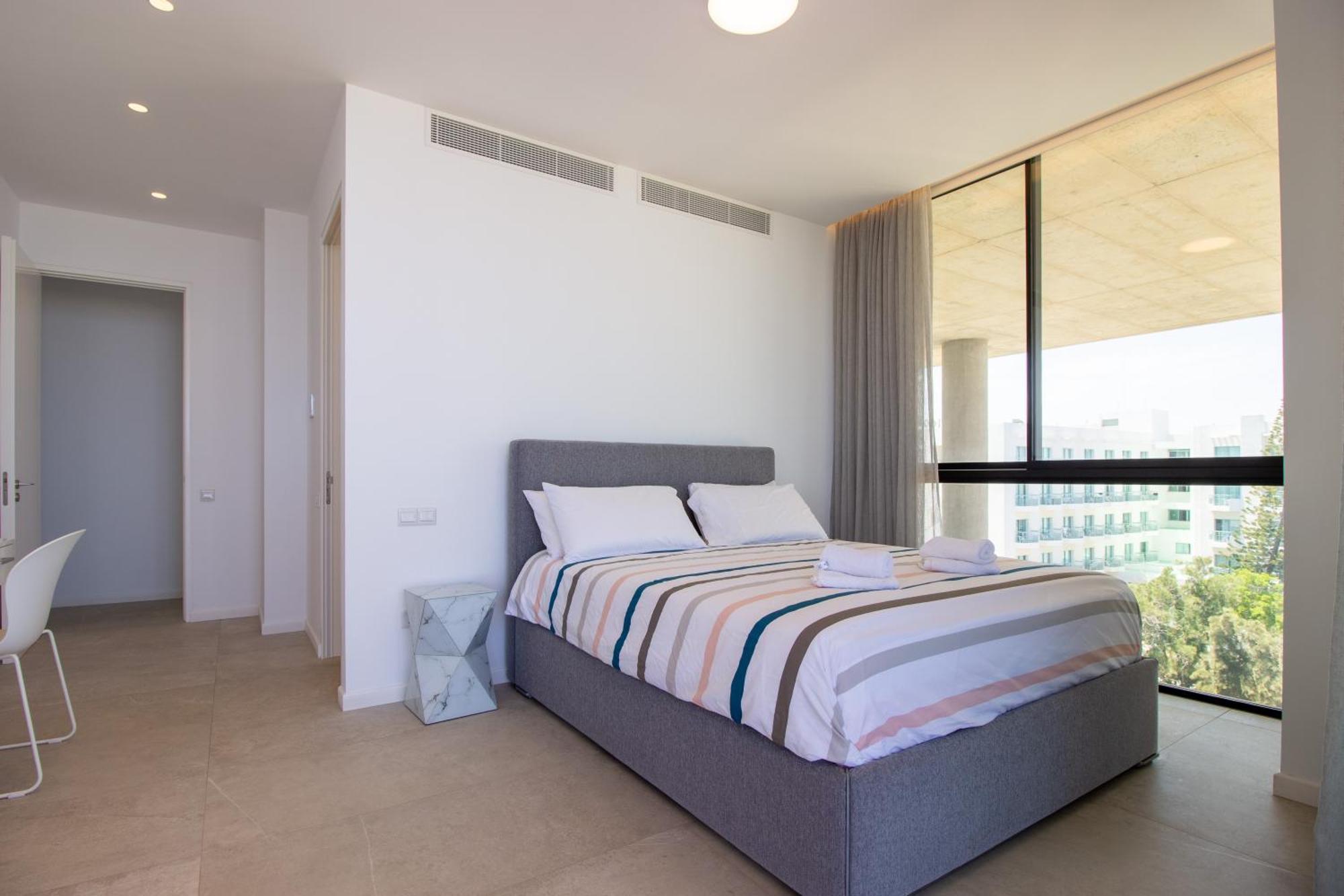 Luxury 4-bed With Sea-views