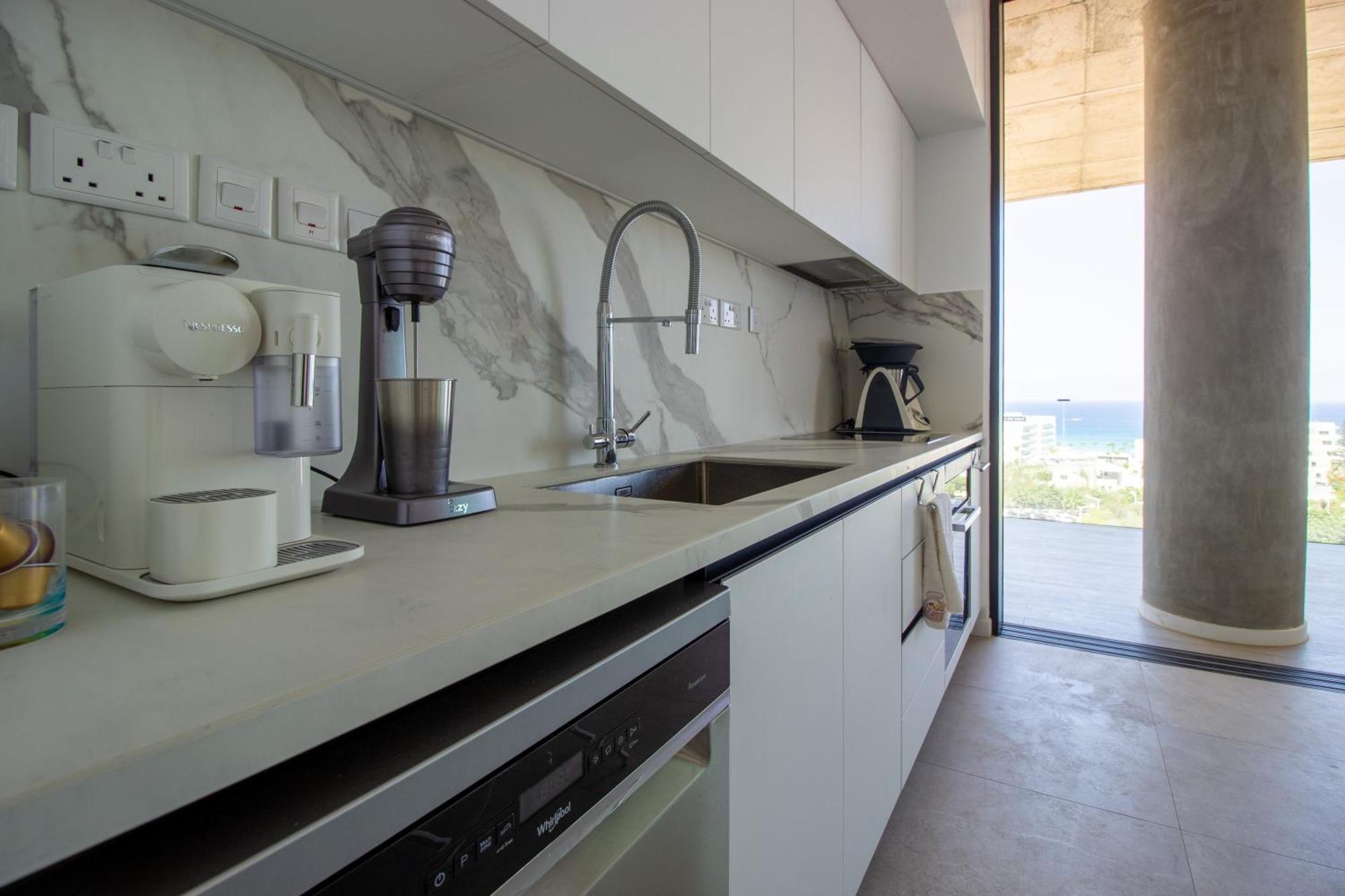 Luxury 4-bed With Sea-views Apartment *
