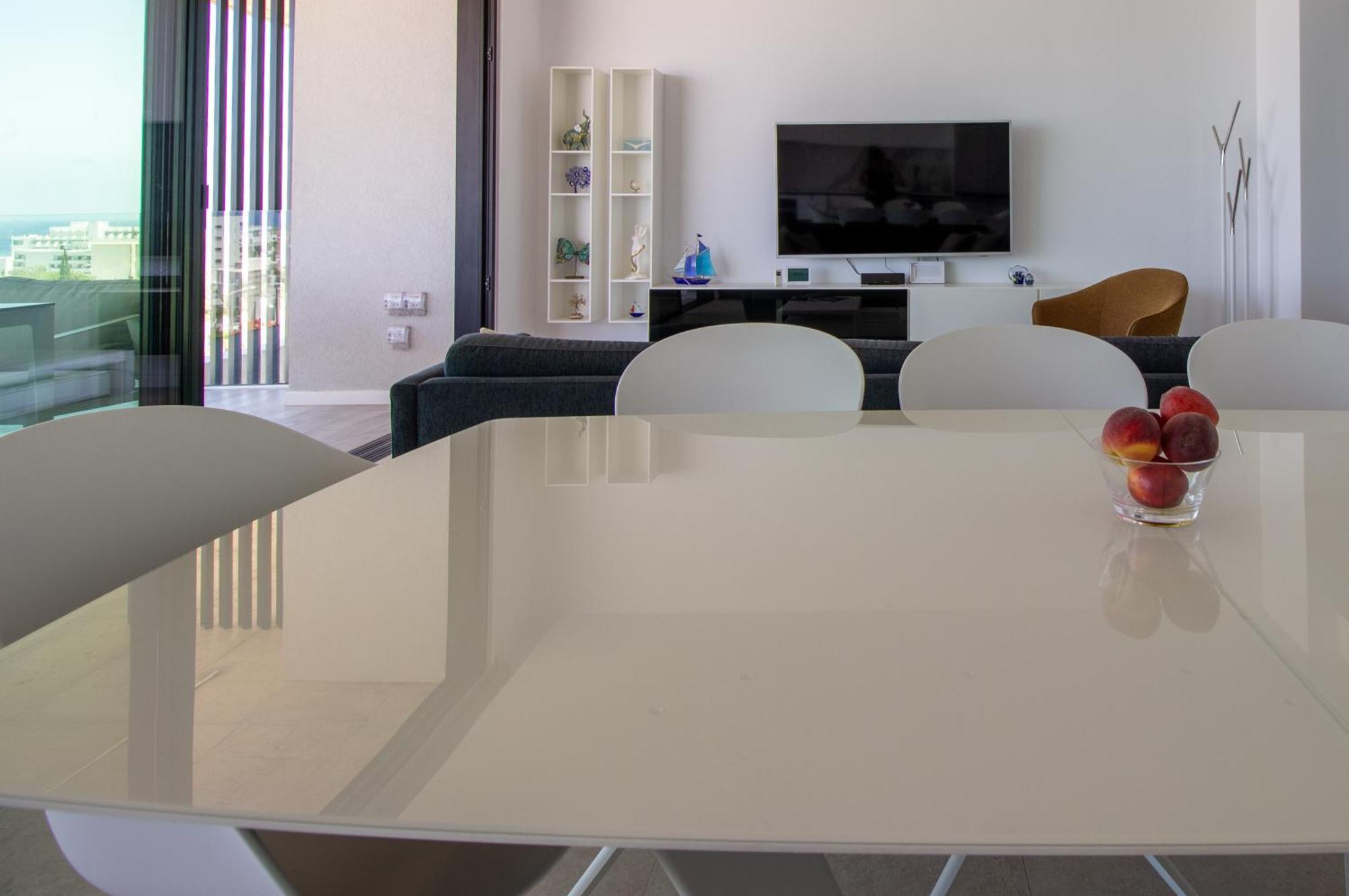 Luxury 4-bed With Sea-views Apartment