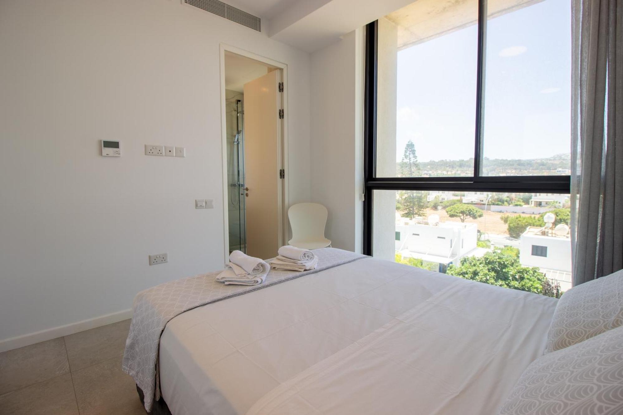 Luxury 4-bed With Sea-views Apartment *