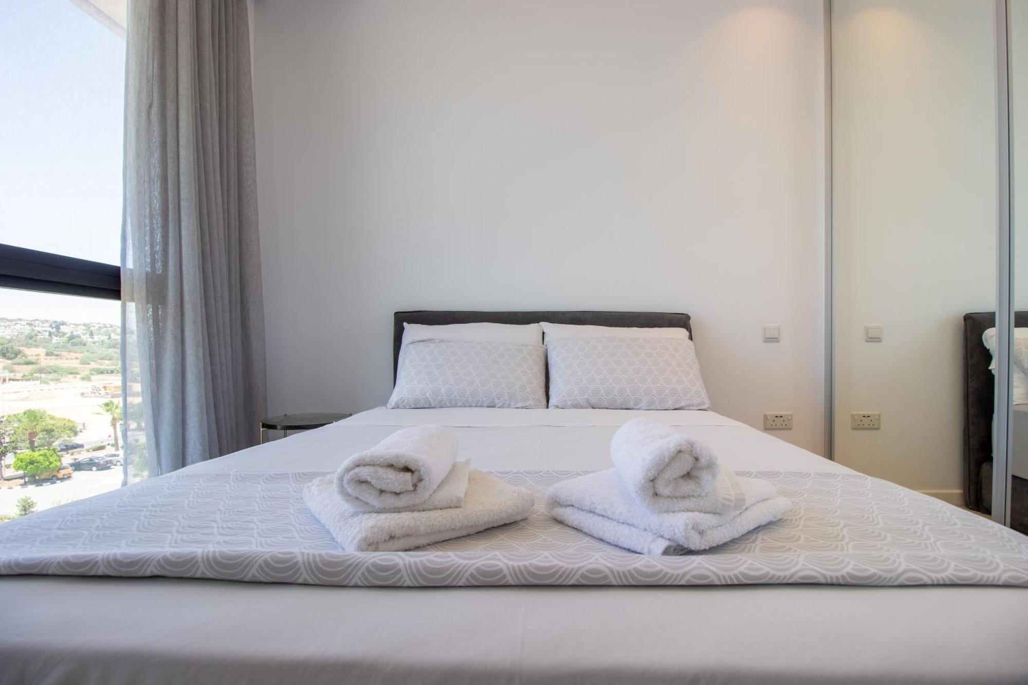 Luxury 4-bed With Sea-views *