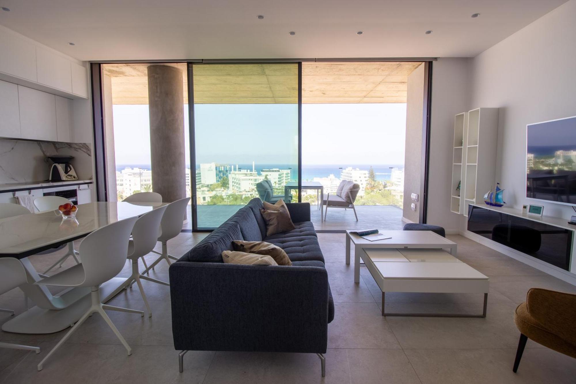 Luxury 4-bed With Sea-views Apartment