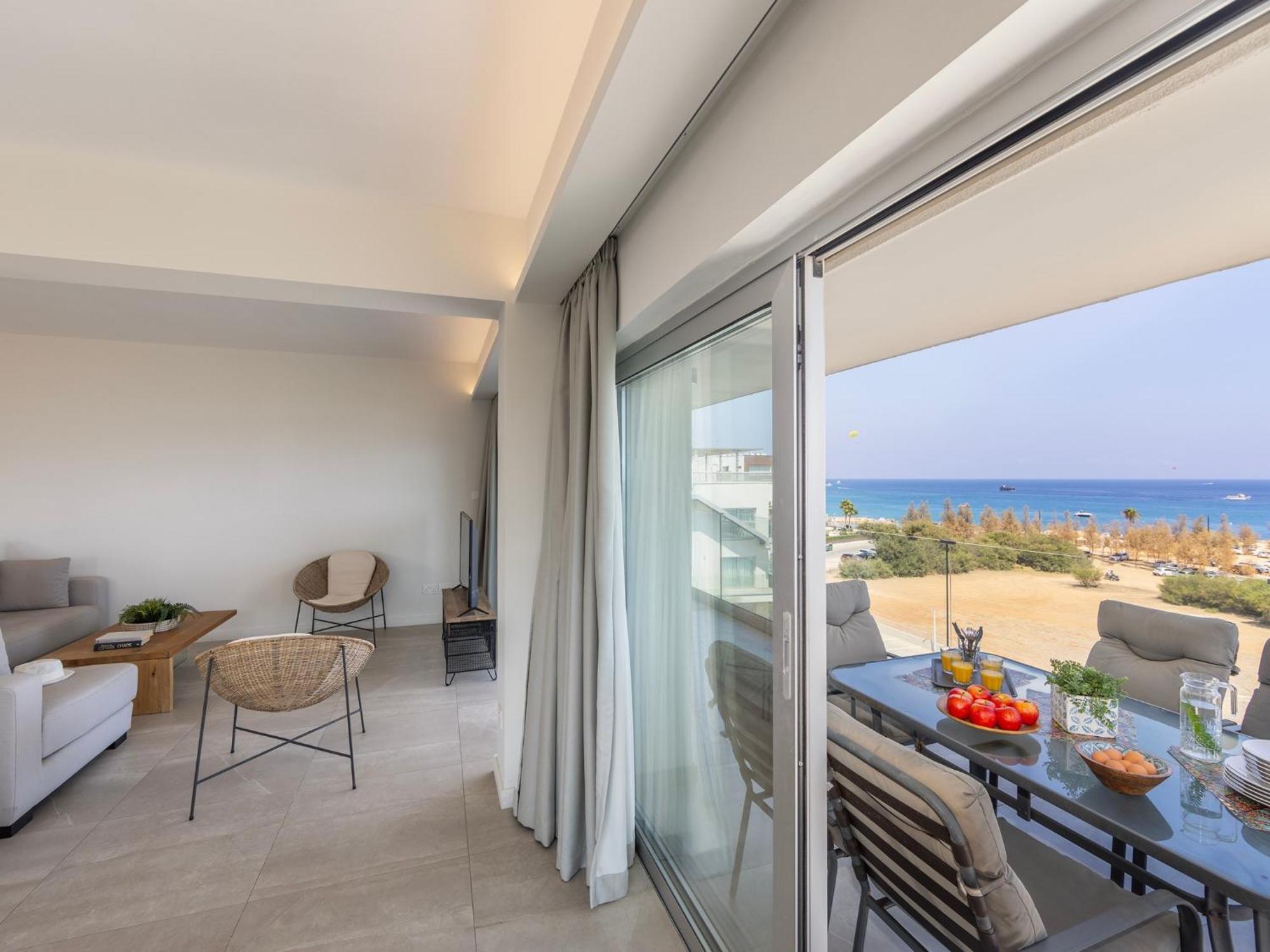 Emerald Bay Sea-front Penthouse Apartment *