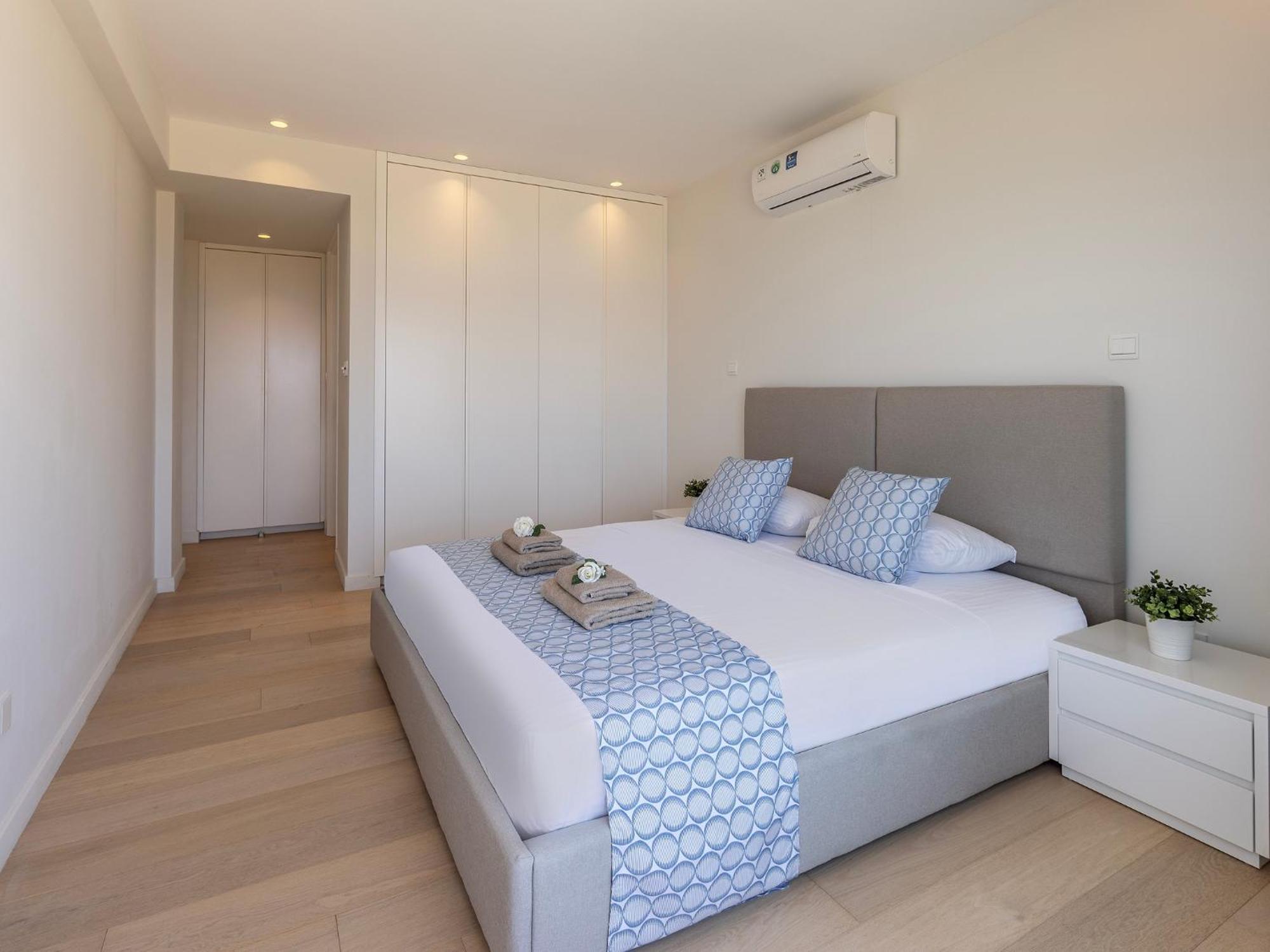 Emerald Bay Sea-front Penthouse Apartment *