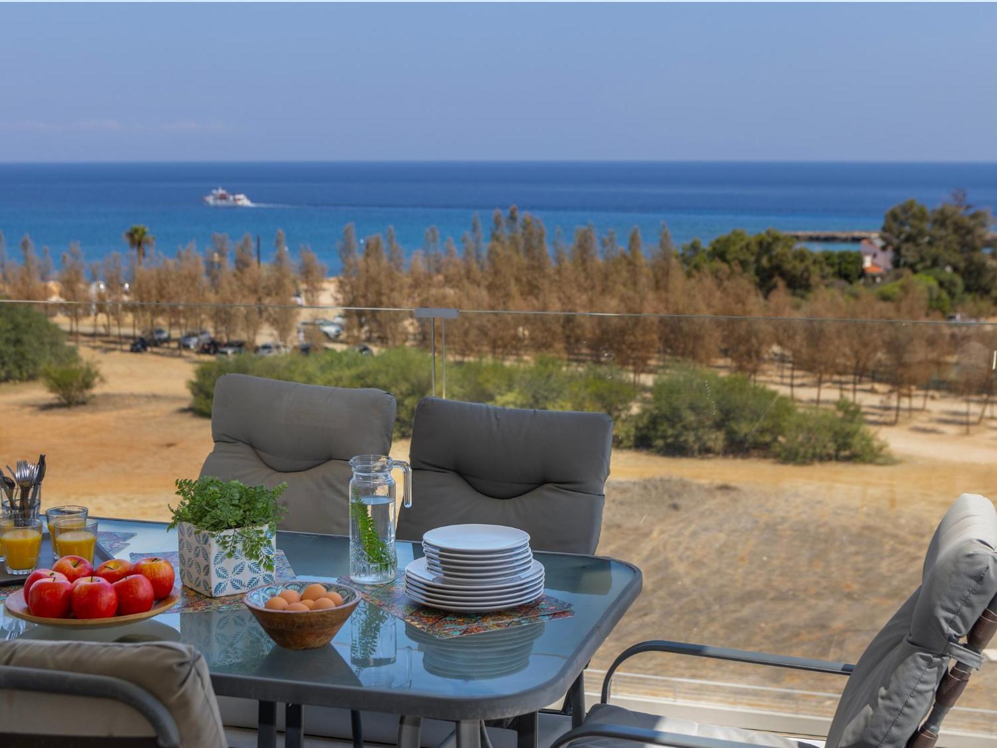 Emerald Bay Sea-front Penthouse Apartment *
