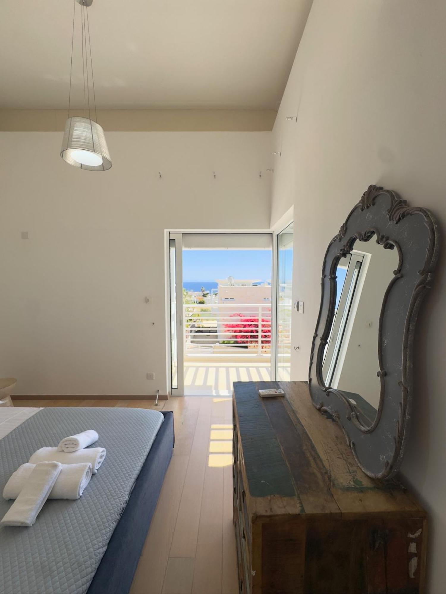 Wealthystays Niceday Hill Villa, 10M Walk To Beach Villa