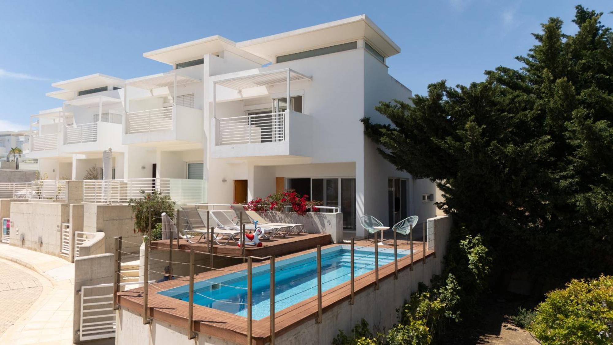 Wealthystays Niceday Hill Villa, 10M Walk To Beach Villa