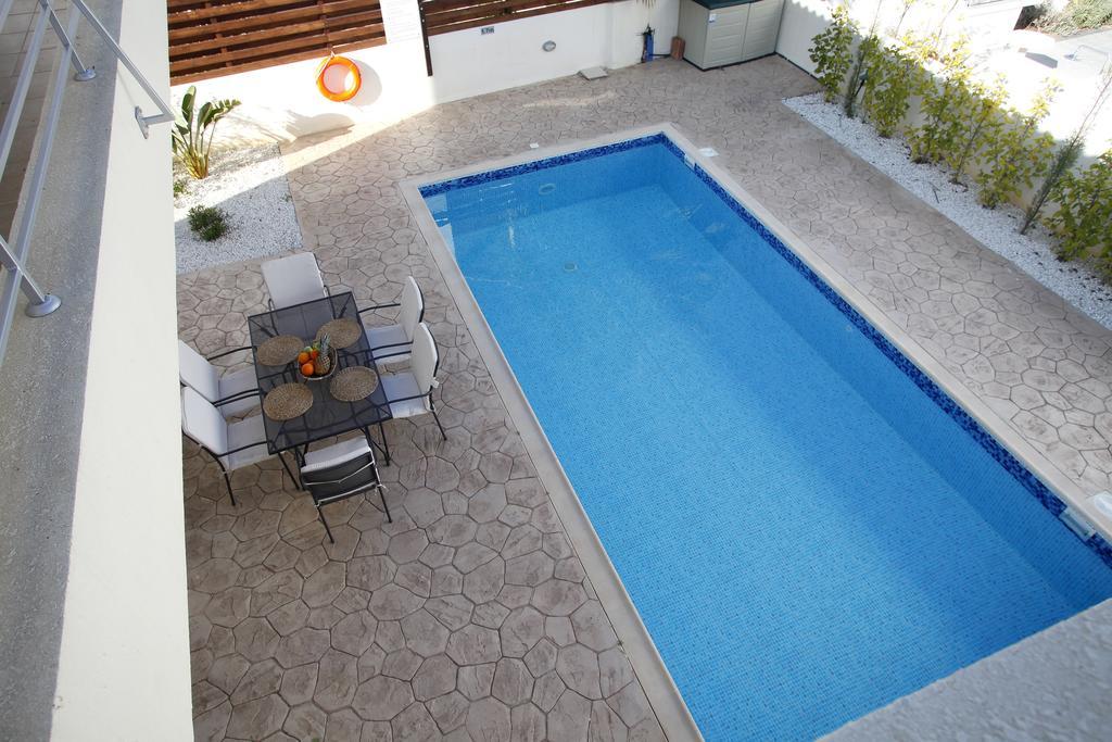 Elise Villa *