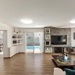 Accomoteleia Crystal Lagoon Villa