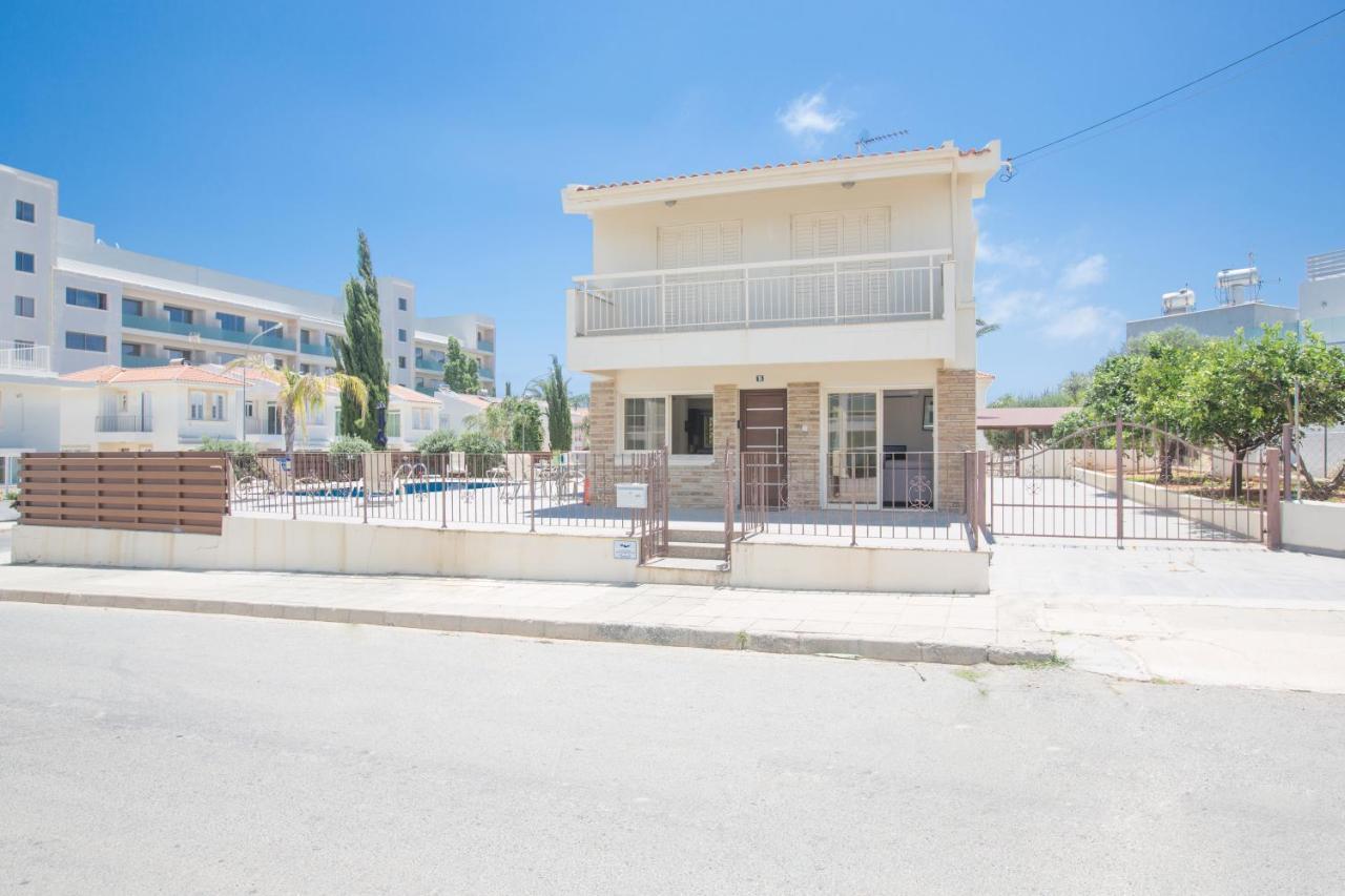 Delfini Protaras