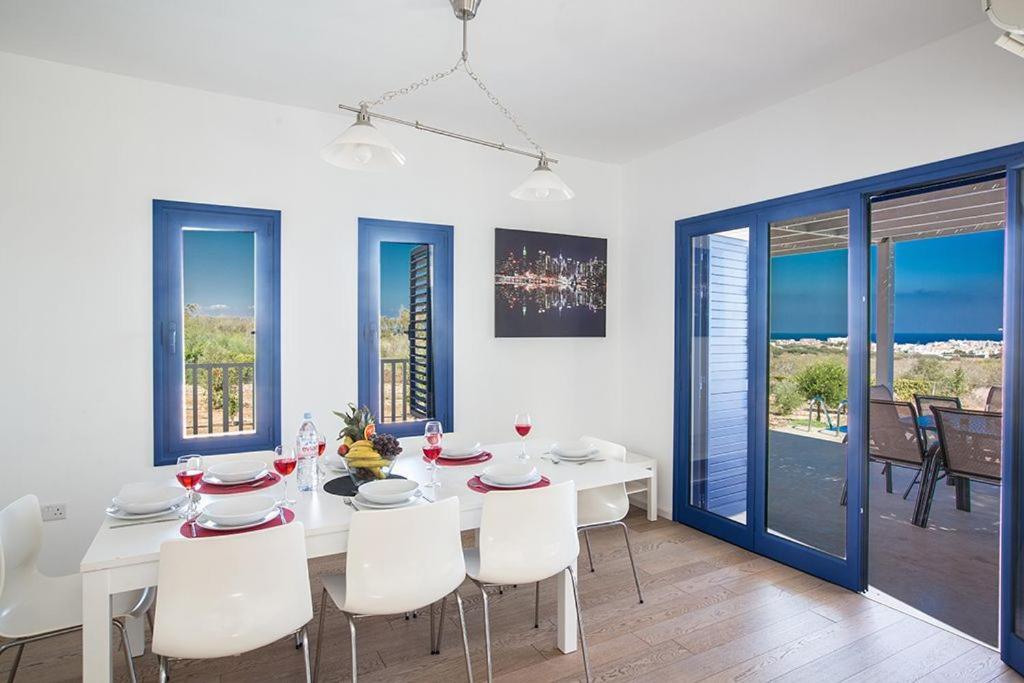 Villa Ioanni Helios - Stunning 4 Bedroom - Few Minutes Drive To Fig Tree Bay