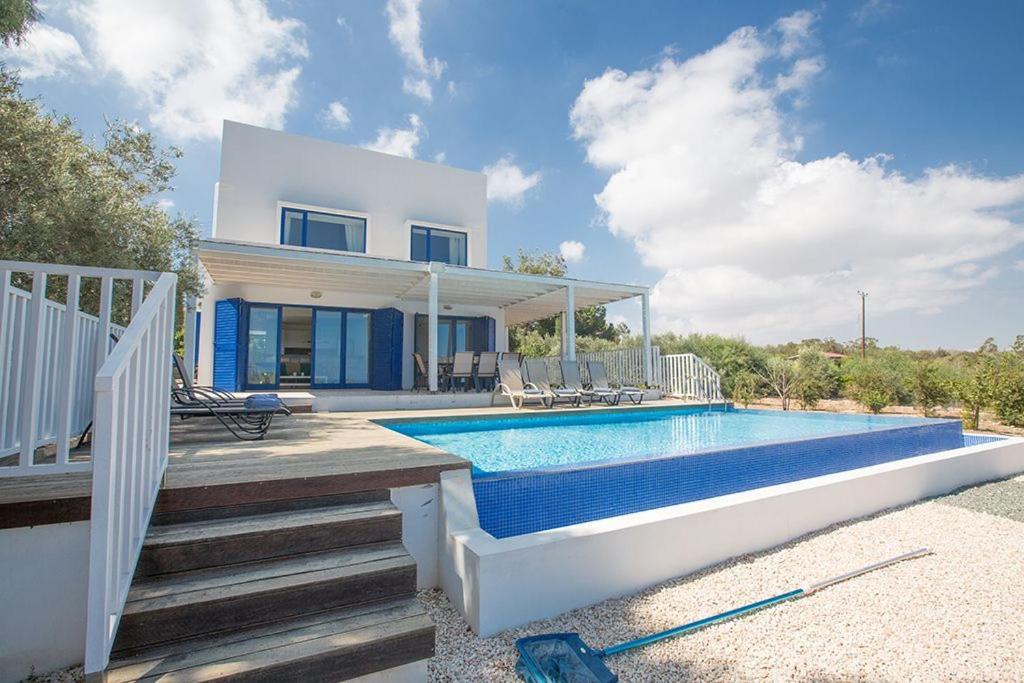 Ioanni Helios - Stunning 4 Bedroom - Few Minutes Drive To Fig Tree Bay *