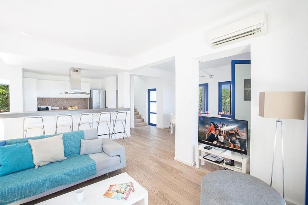 Ioanni Helios - Stunning 4 Bedroom - Few Minutes Drive To Fig Tree Bay *
