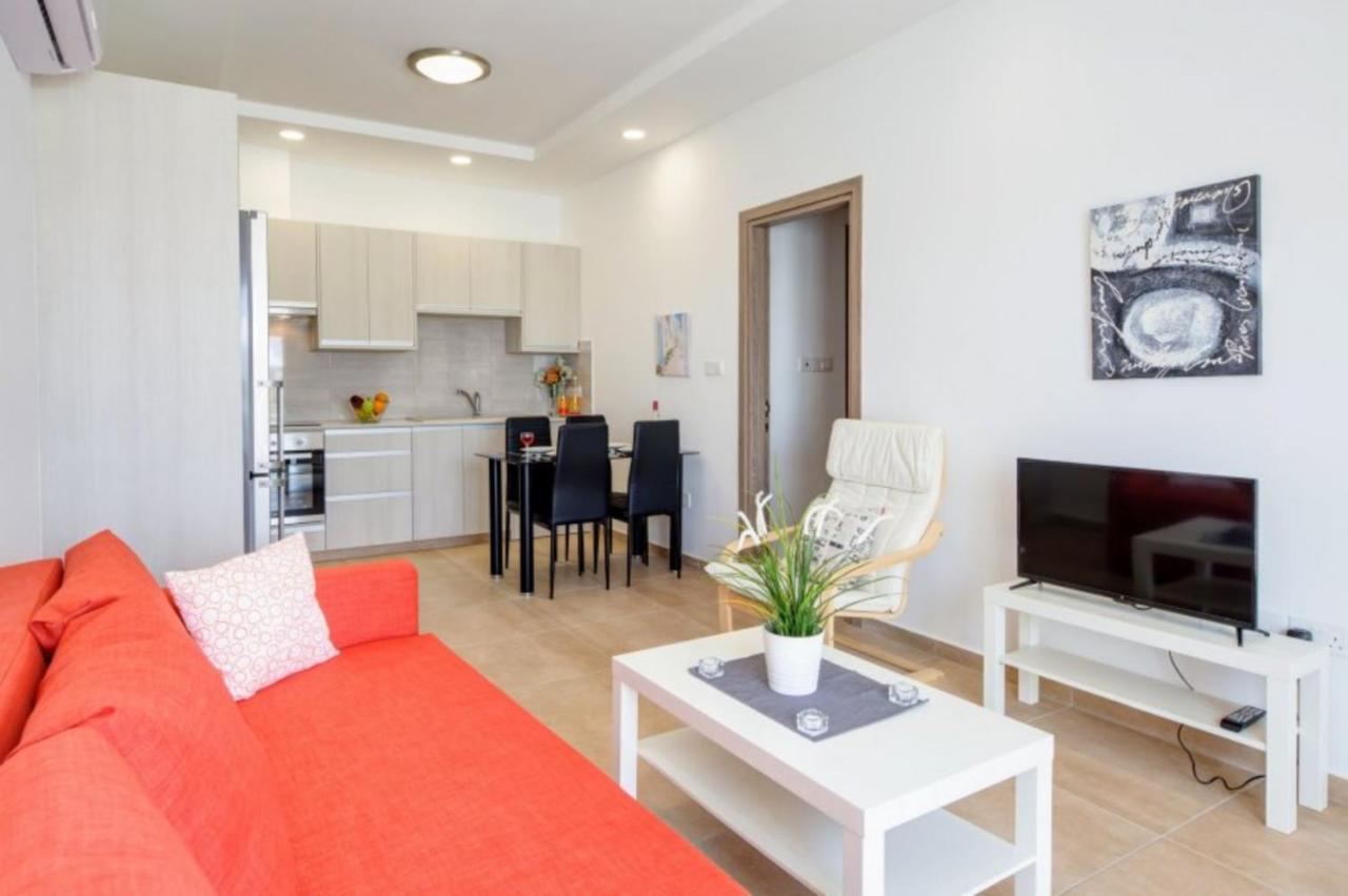 Green Bay Apartment *