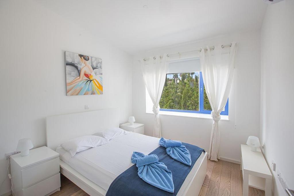 Ioanni Helios - Stunning 4 Bedroom - Few Minutes Drive To Fig Tree Bay *