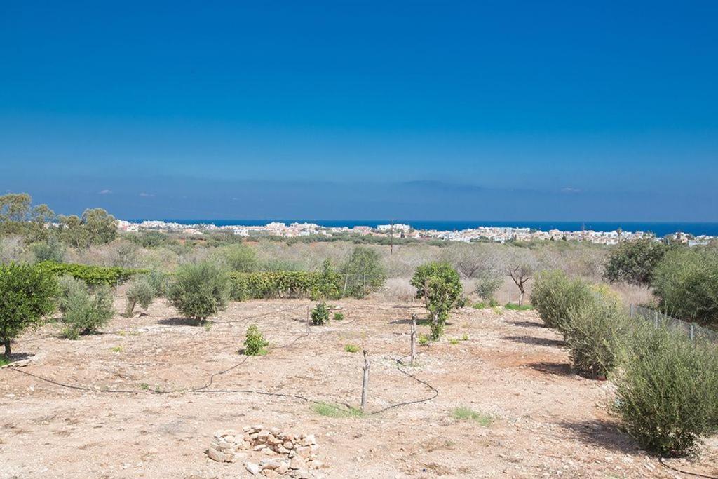 Ioanni Helios - Stunning 4 Bedroom - Few Minutes Drive To Fig Tree Bay Villa *