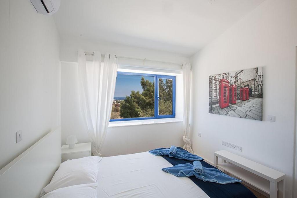 Ioanni Helios - Stunning 4 Bedroom - Few Minutes Drive To Fig Tree Bay *