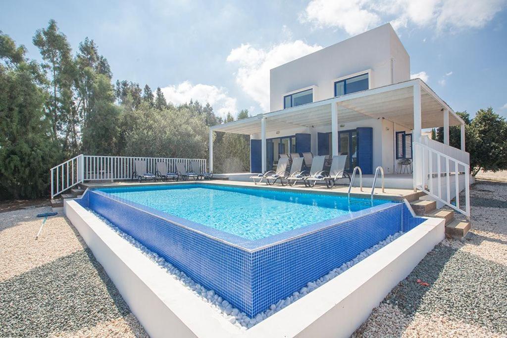 Ioanni Helios - Stunning 4 Bedroom - Few Minutes Drive To Fig Tree Bay *