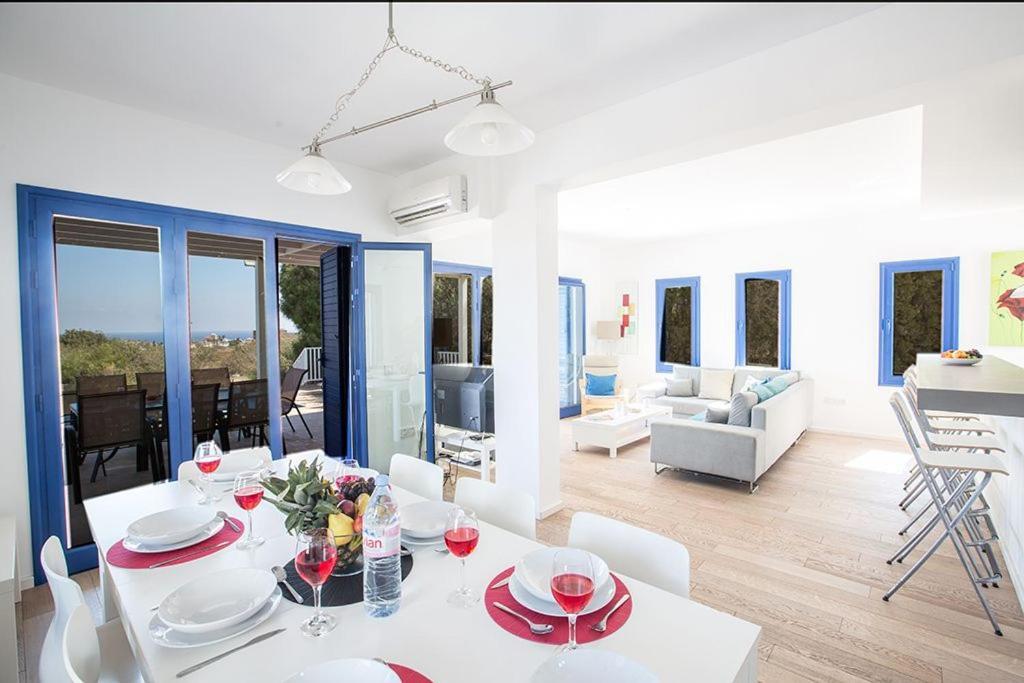 Ioanni Helios - Stunning 4 Bedroom - Few Minutes Drive To Fig Tree Bay