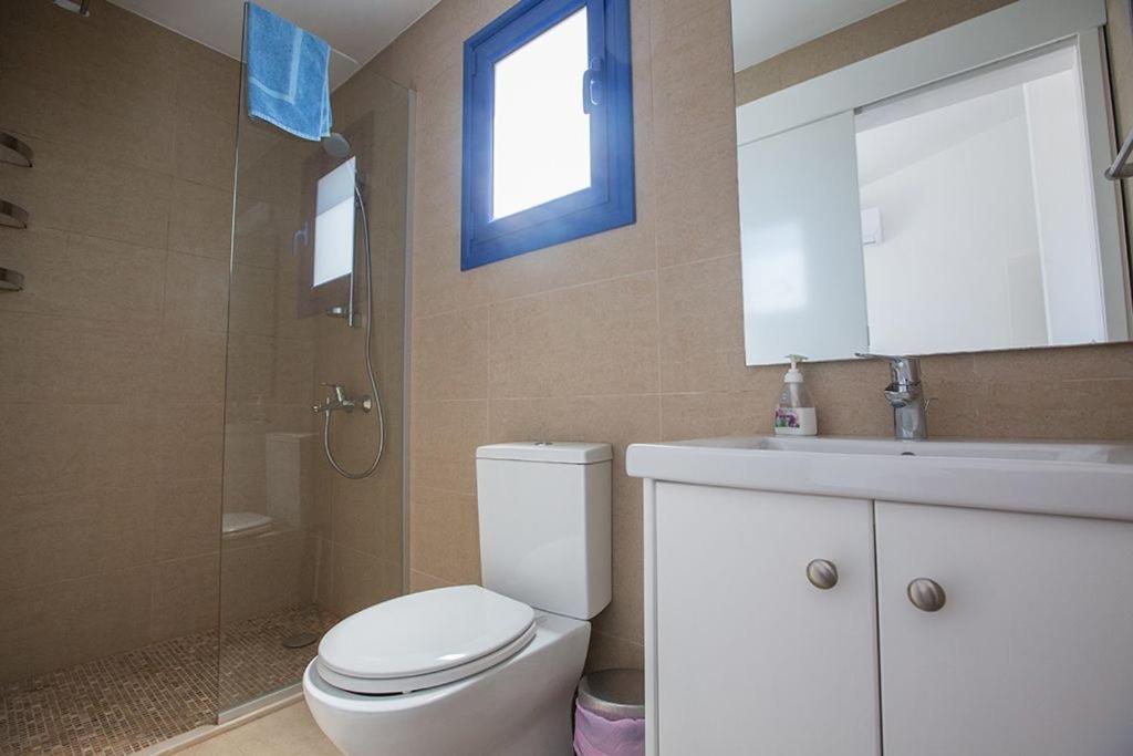 Ioanni Helios - Stunning 4 Bedroom - Few Minutes Drive To Fig Tree Bay *