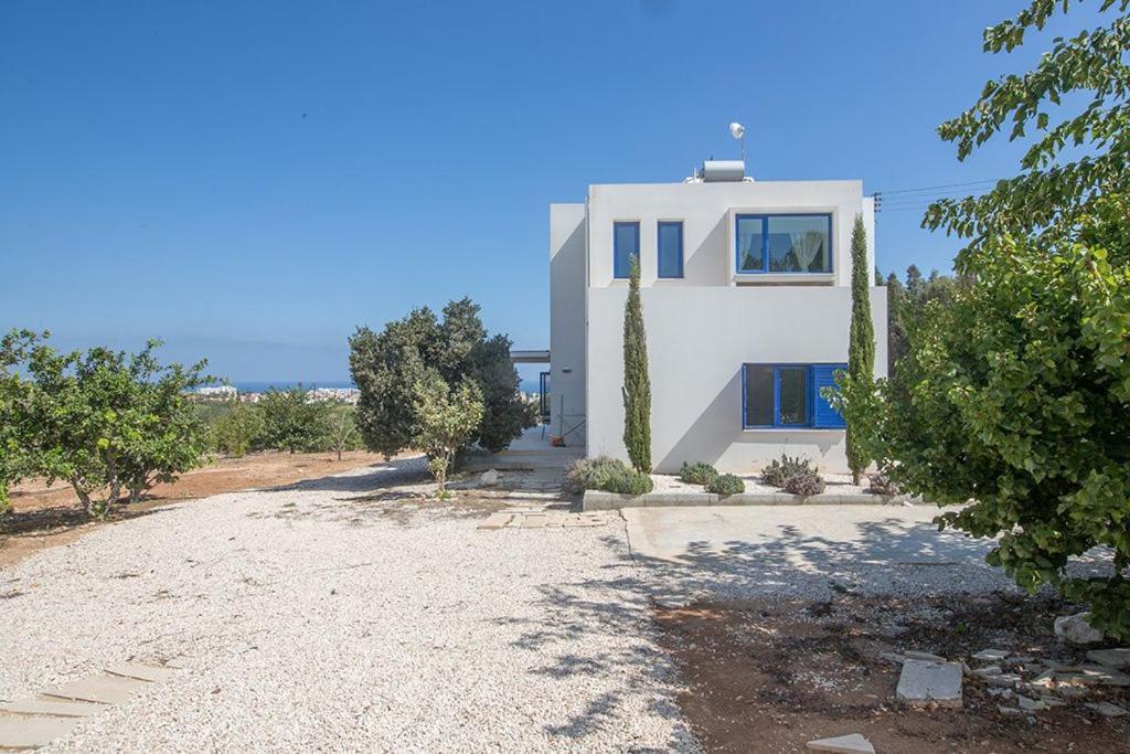 Ioanni Helios - Stunning 4 Bedroom - Few Minutes Drive To Fig Tree Bay *