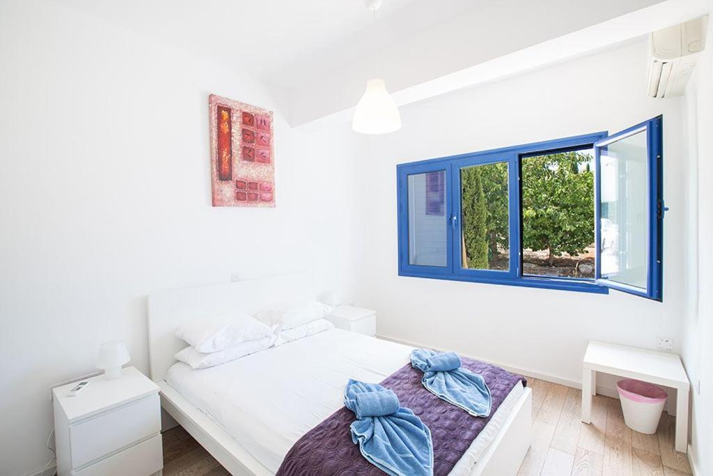 Villa Ioanni Helios - Stunning 4 Bedroom - Few Minutes Drive To Fig Tree Bay